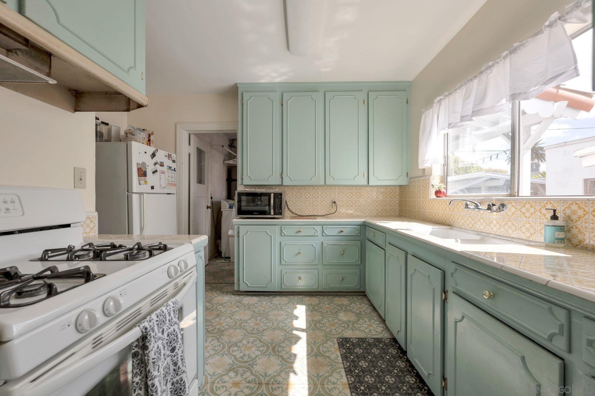 Detail Gallery Image 8 of 22 For 4817  Biona Drive, San Diego,  CA 92116 - 3 Beds | 1/1 Baths