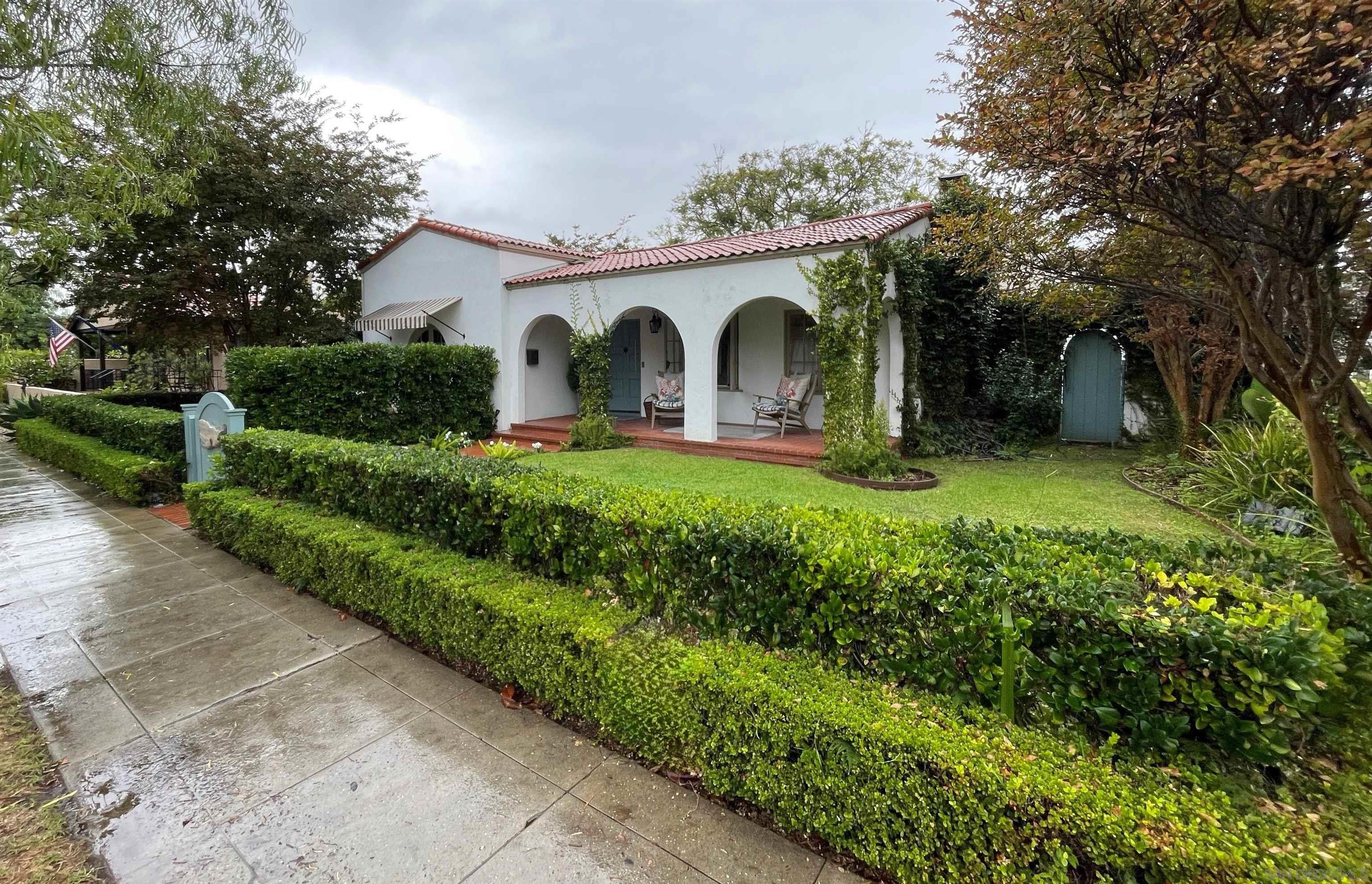 Detail Gallery Image 2 of 7 For 811  10th Street, Coronado,  CA 92118 - 3 Beds | 2 Baths