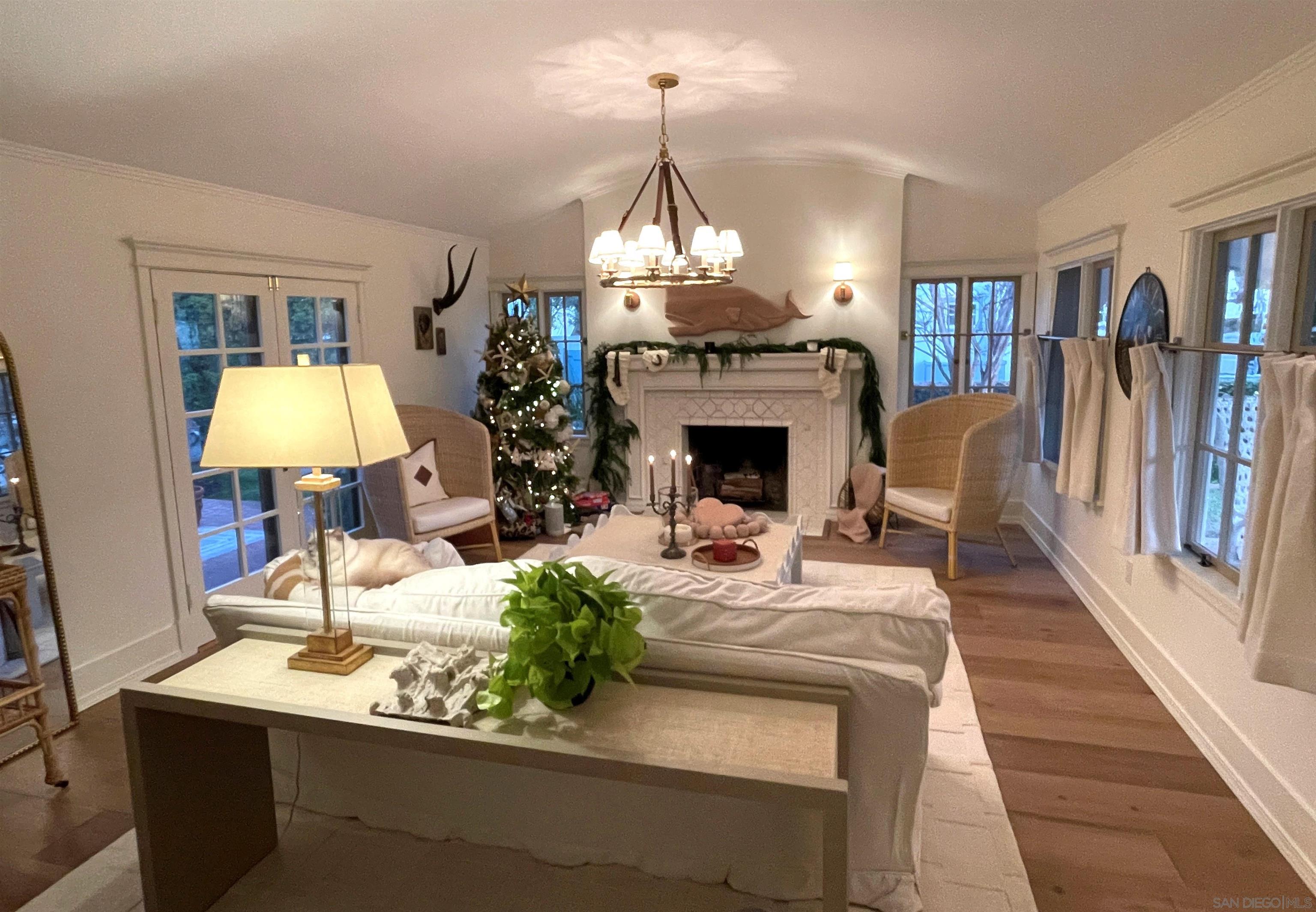 Detail Gallery Image 4 of 7 For 811  10th Street, Coronado,  CA 92118 - 3 Beds | 2 Baths