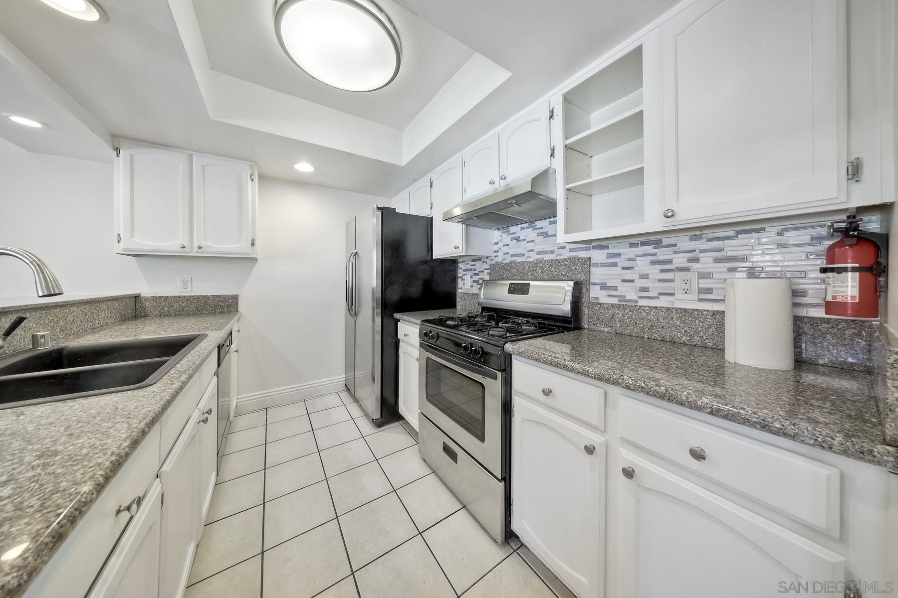 Detail Gallery Image 7 of 20 For 348  Windy Ln, Vista,  CA 92083 - 3 Beds | 2 Baths