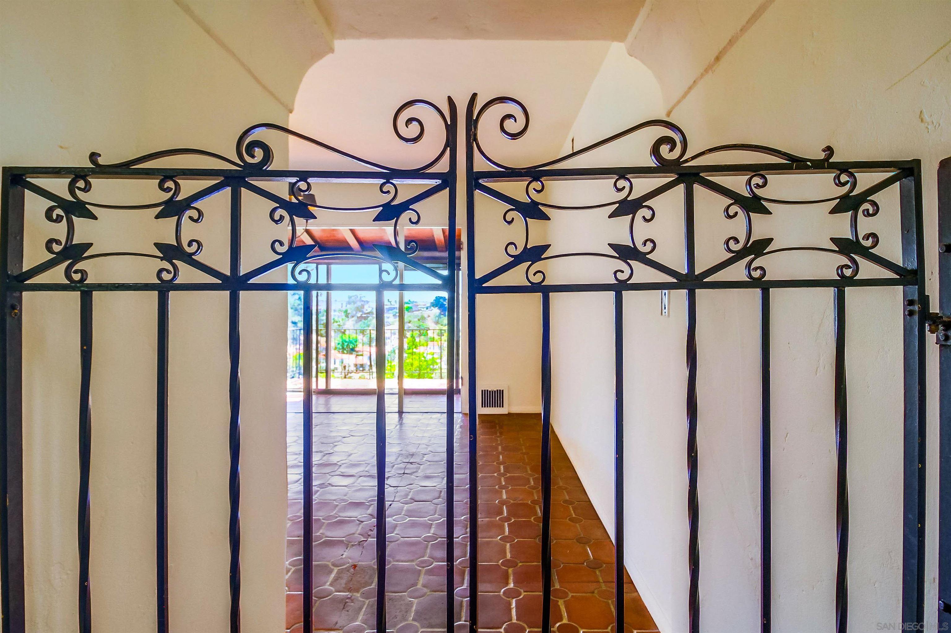 Detail Gallery Image 2 of 34 For 2854  Albatross Street, San Diego,  CA 92103 - 4 Beds | 2/1 Baths