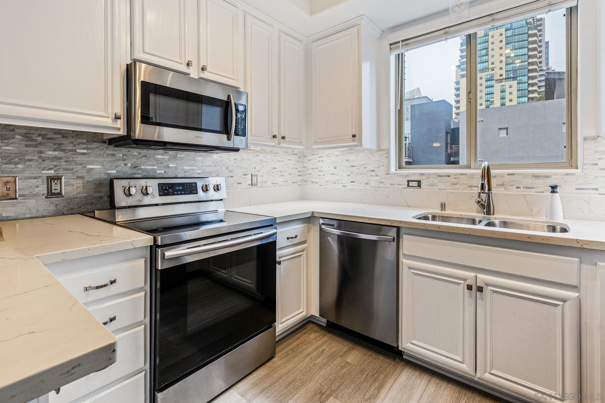 Detail Gallery Image 5 of 24 For 235  Market St  #301,  San Diego,  CA 92101 - 3 Beds | 2 Baths