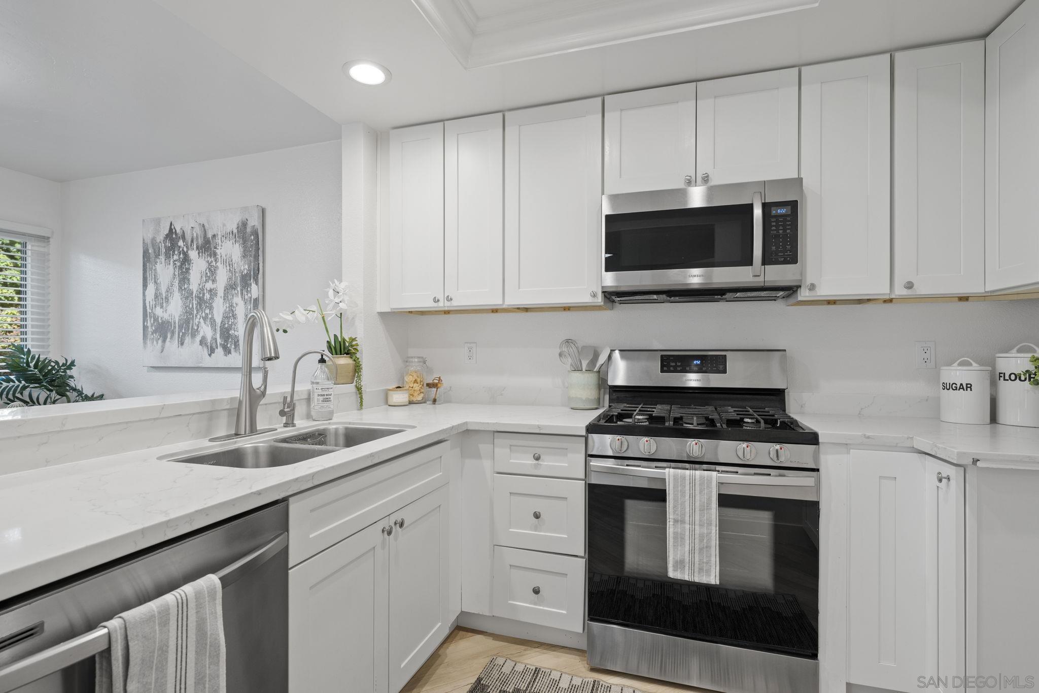 Detail Gallery Image 8 of 23 For 3002  Blue Oak Ct, Spring Valley,  CA 91978 - 3 Beds | 2/1 Baths