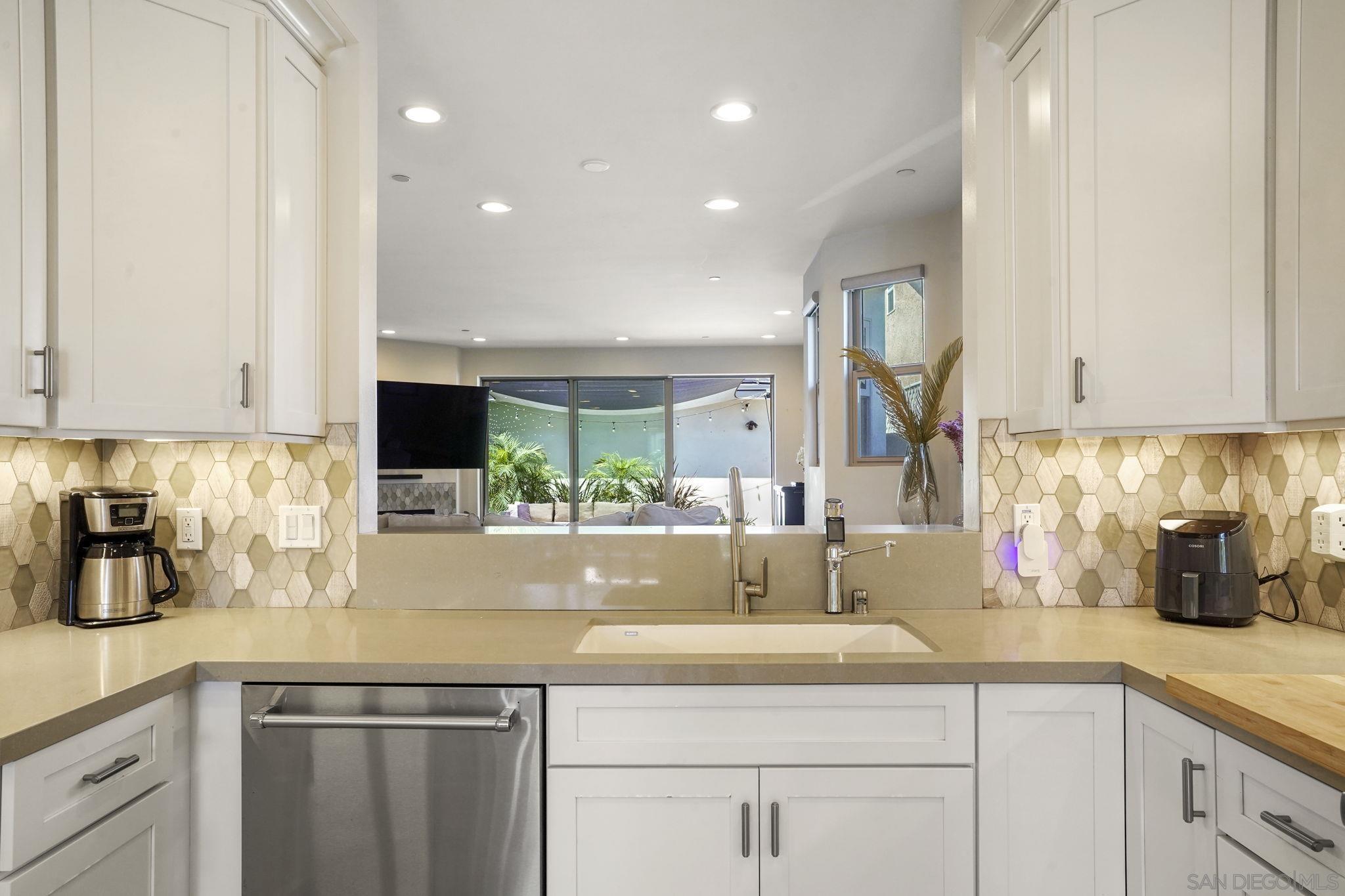 Detail Gallery Image 11 of 62 For 1122  Oliver Ave, San Diego,  CA 92109 - 4 Beds | 3/1 Baths