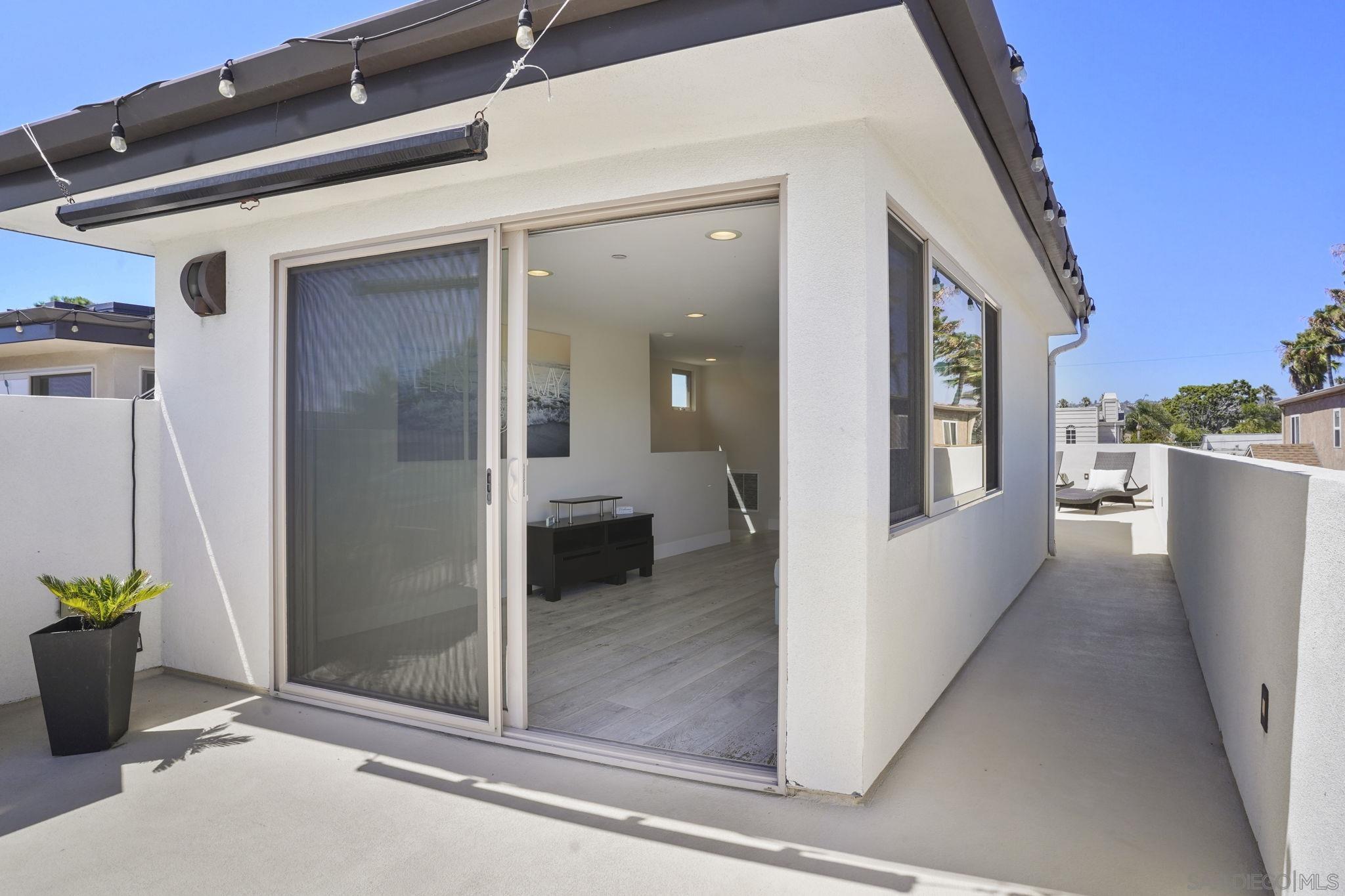 Detail Gallery Image 47 of 62 For 1122  Oliver Ave, San Diego,  CA 92109 - 4 Beds | 3/1 Baths