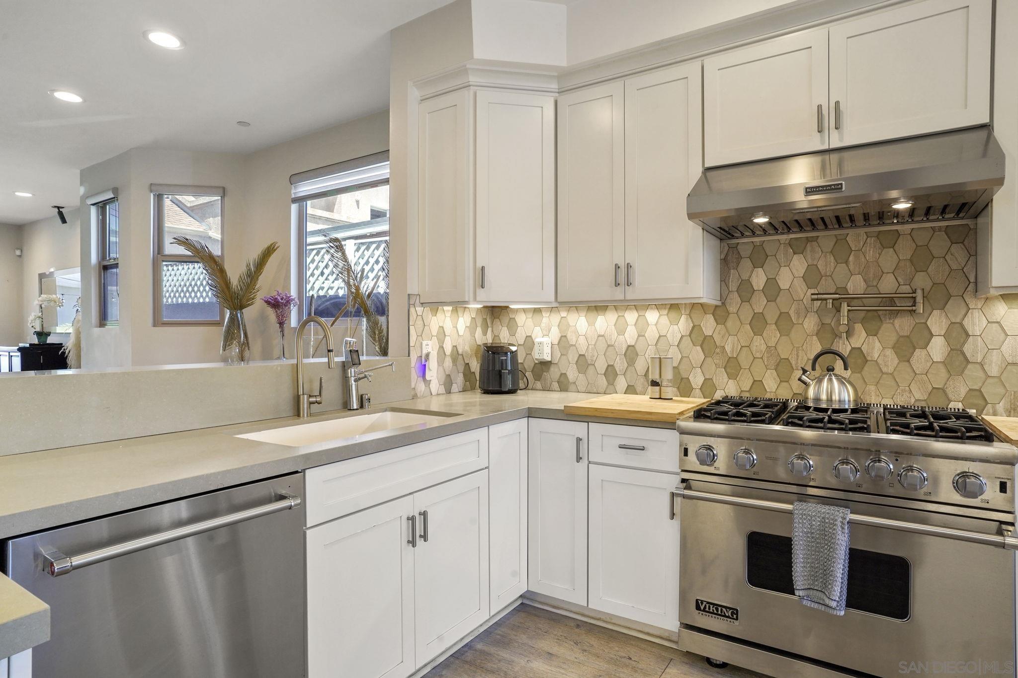 Detail Gallery Image 10 of 62 For 1122  Oliver Ave, San Diego,  CA 92109 - 4 Beds | 3/1 Baths