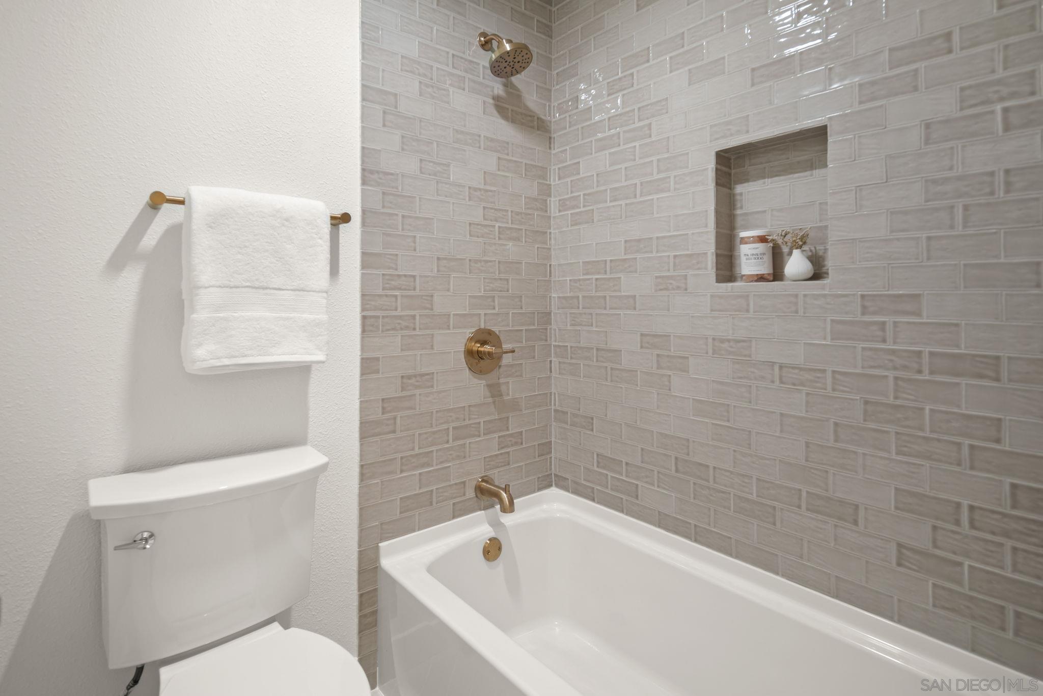 Detail Gallery Image 30 of 56 For 5155  Ruette De Mer, San Diego,  CA 92130 - 6 Beds | 3/1 Baths