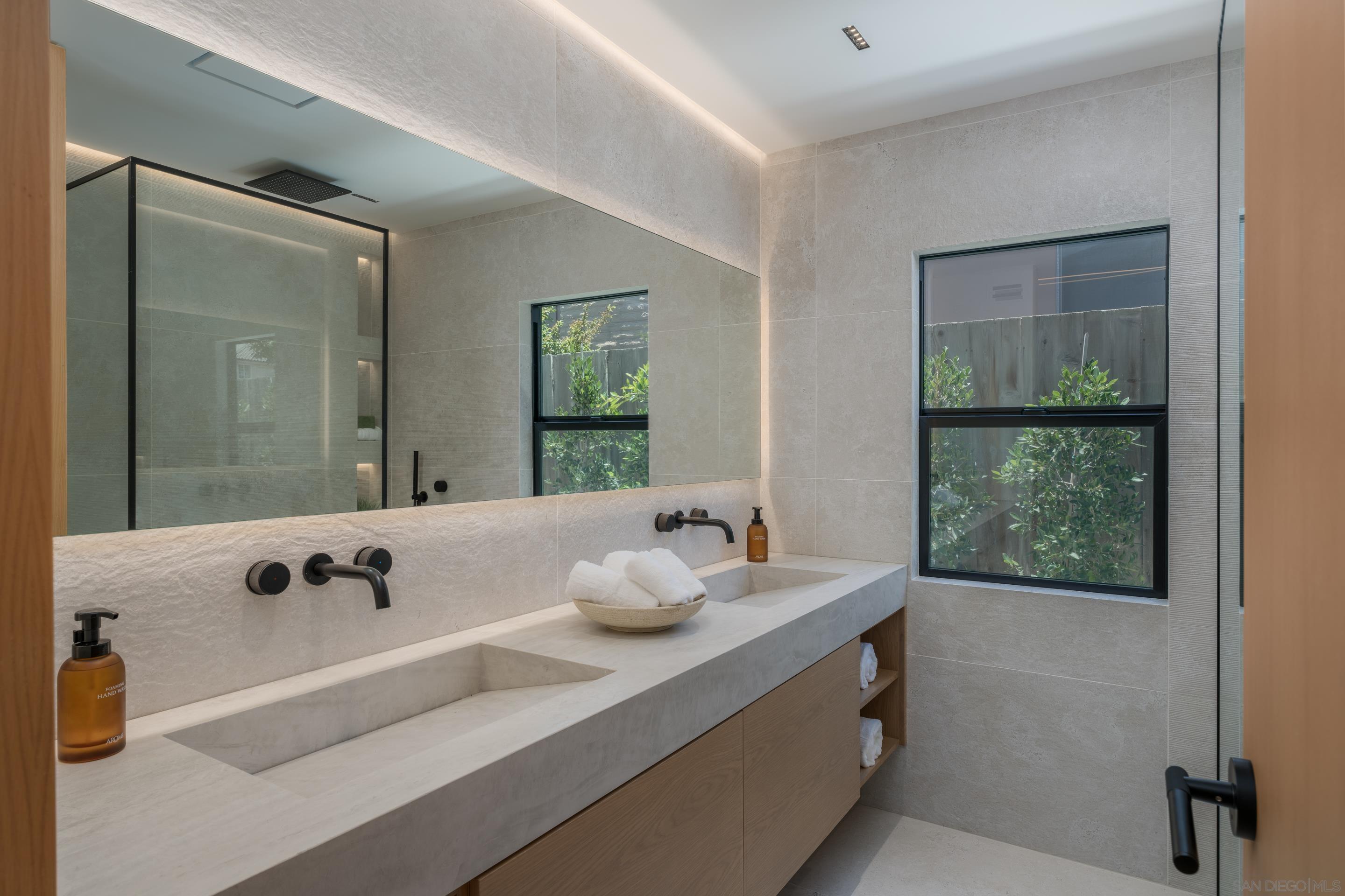 Detail Gallery Image 23 of 52 For 5826  Soledad Mountain Rd, La Jolla,  CA 92037 - 3 Beds | 2/1 Baths