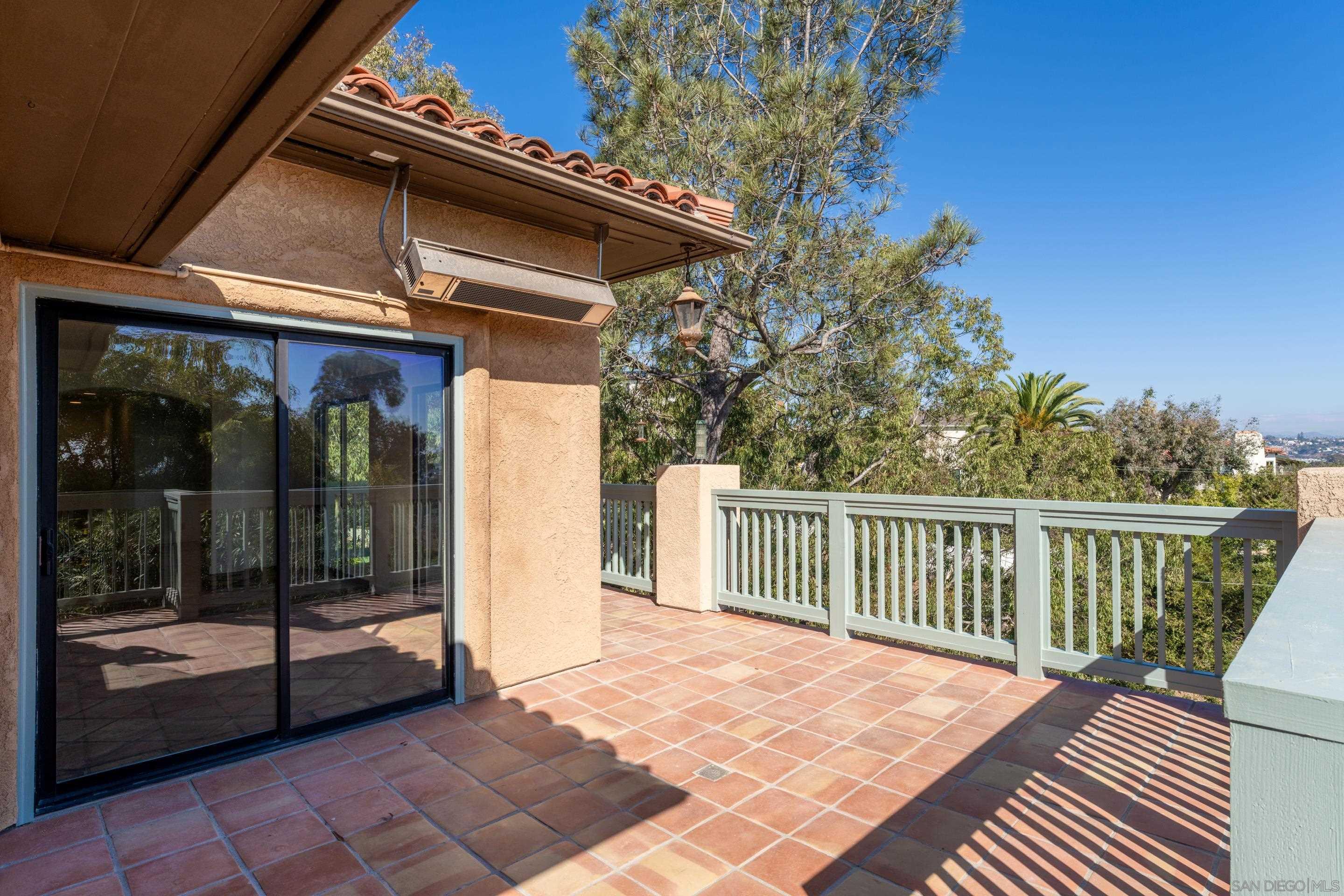 Detail Gallery Image 4 of 34 For 3038  Udall St, San Diego,  CA 92106 - 4 Beds | 4 Baths