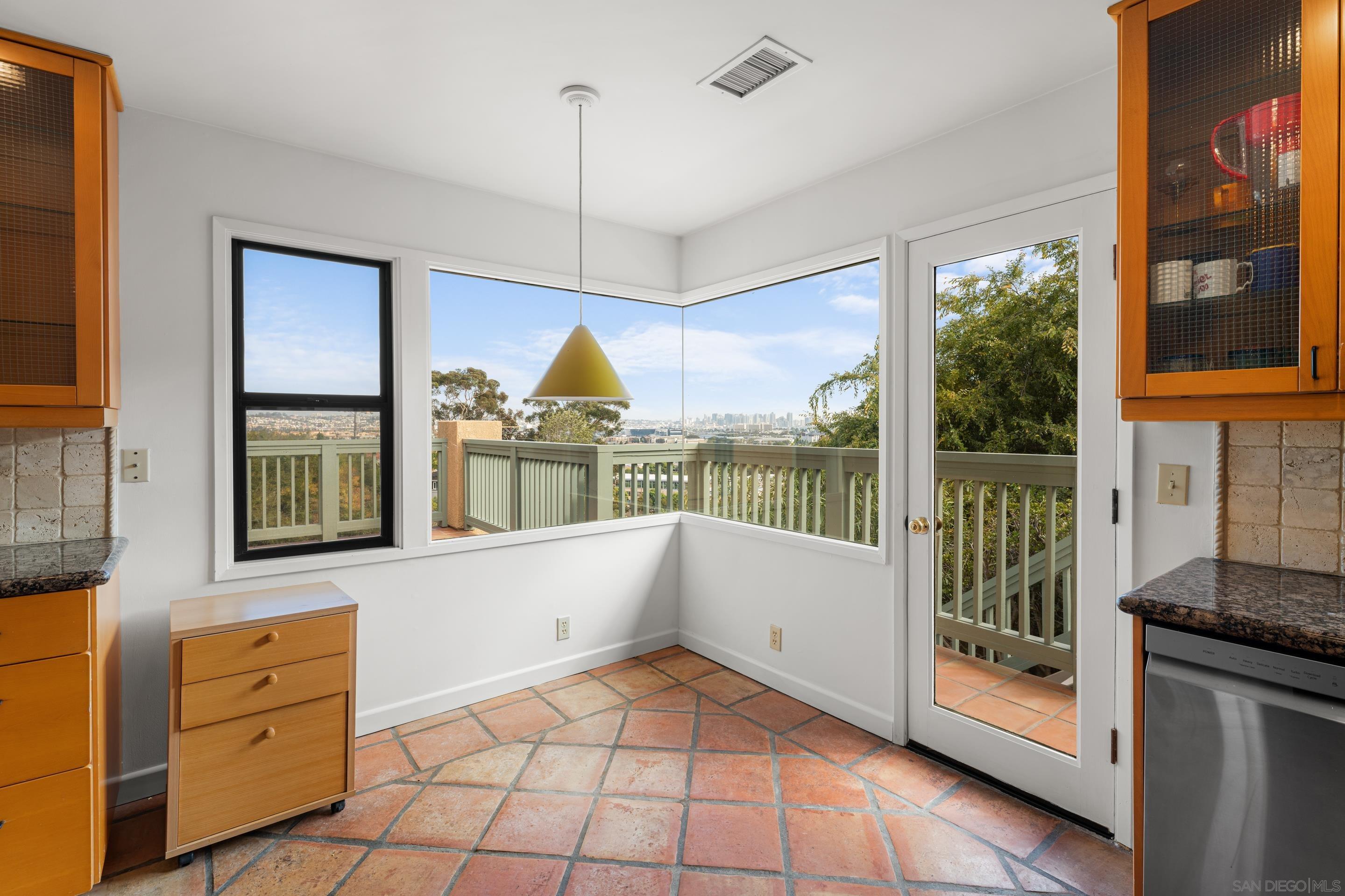 Detail Gallery Image 8 of 34 For 3038  Udall St, San Diego,  CA 92106 - 4 Beds | 4 Baths