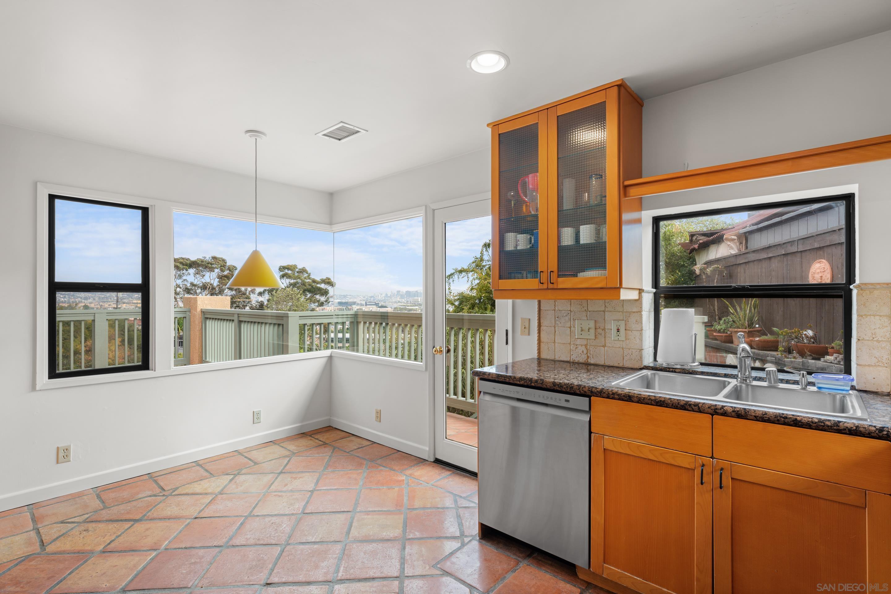 Detail Gallery Image 9 of 34 For 3038  Udall St, San Diego,  CA 92106 - 4 Beds | 4 Baths