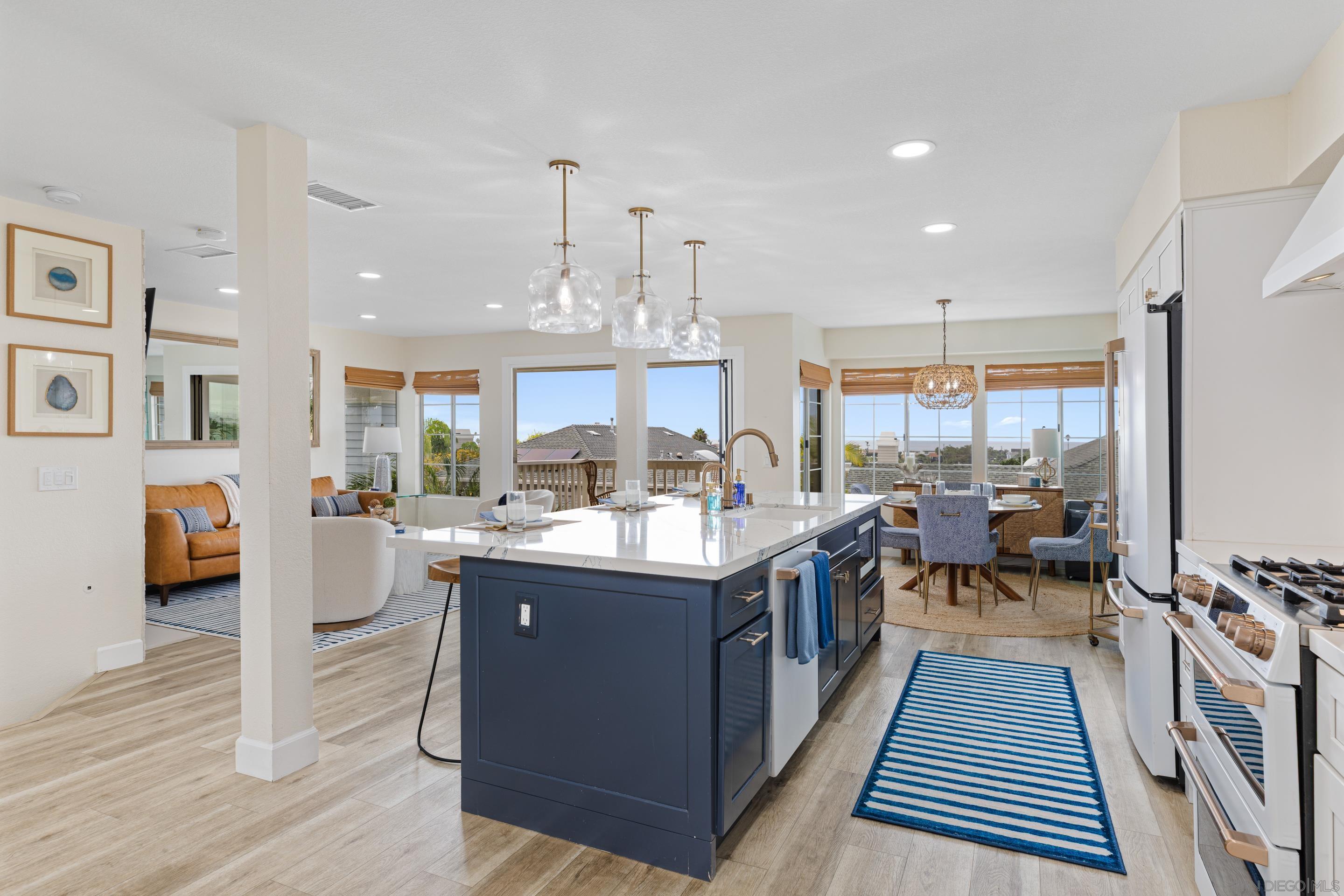 Detail Gallery Image 2 of 25 For 579  Hygeia  Unit a, Encinitas,  CA 92024 - 3 Beds | 2/1 Baths