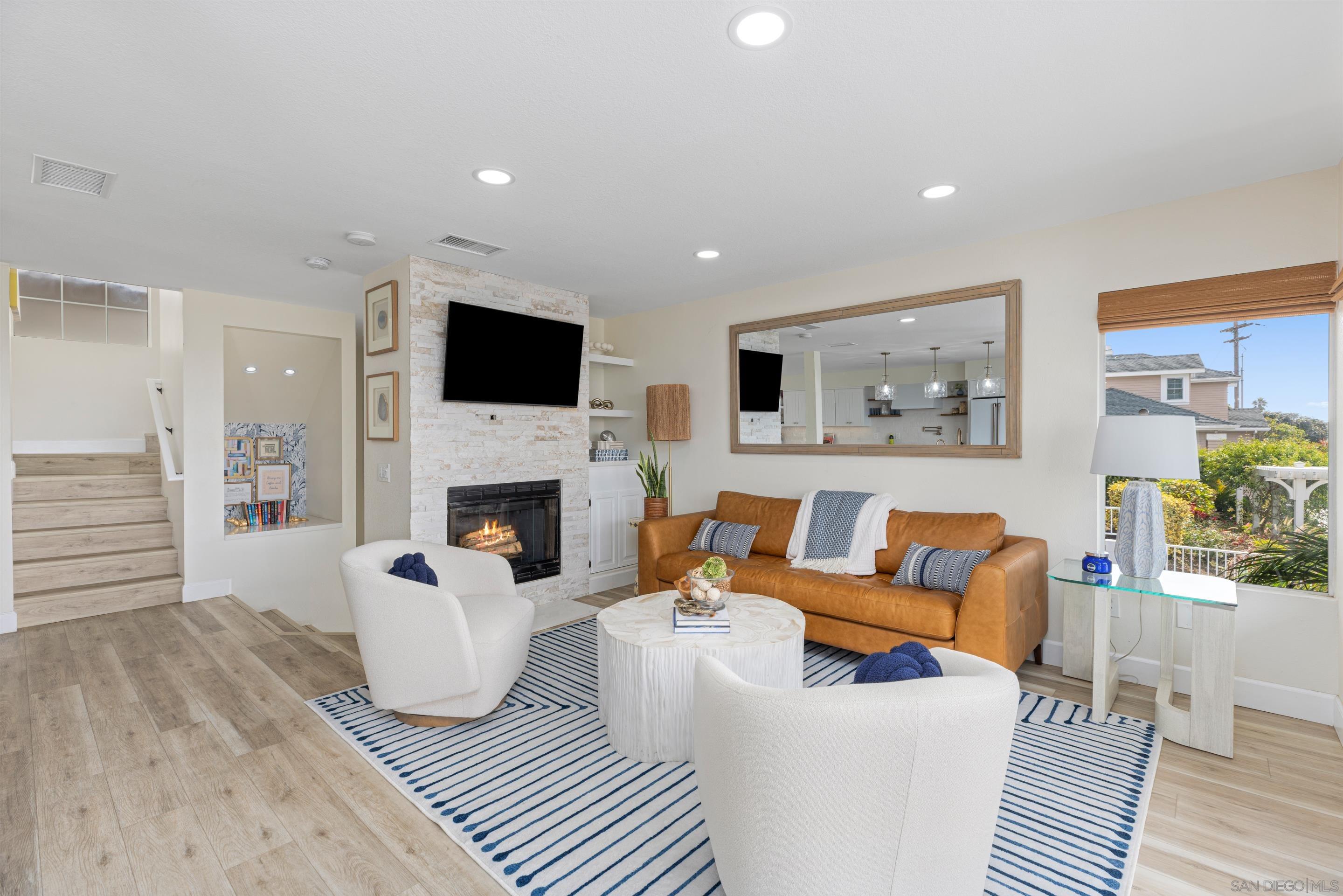Detail Gallery Image 9 of 25 For 579  Hygeia  Unit a, Encinitas,  CA 92024 - 3 Beds | 2/1 Baths