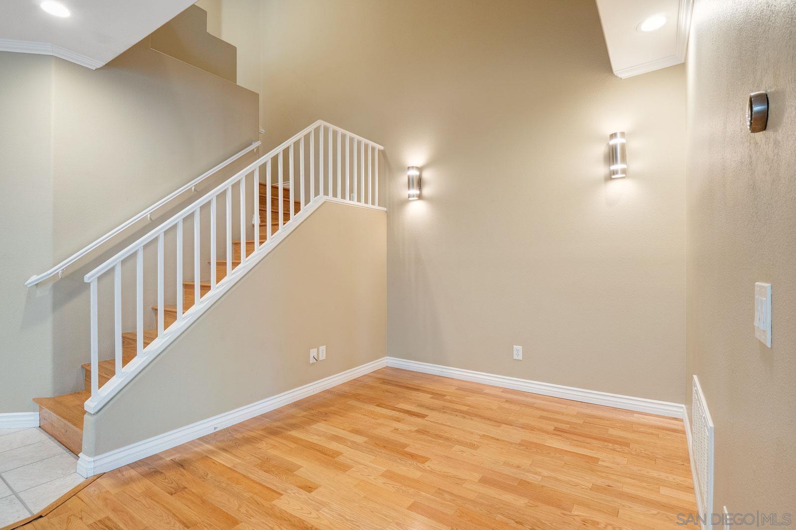 Detail Gallery Image 11 of 57 For 5512  Renaissance Avenue  3, San Diego,  CA 92122 - 3 Beds | 2/1 Baths