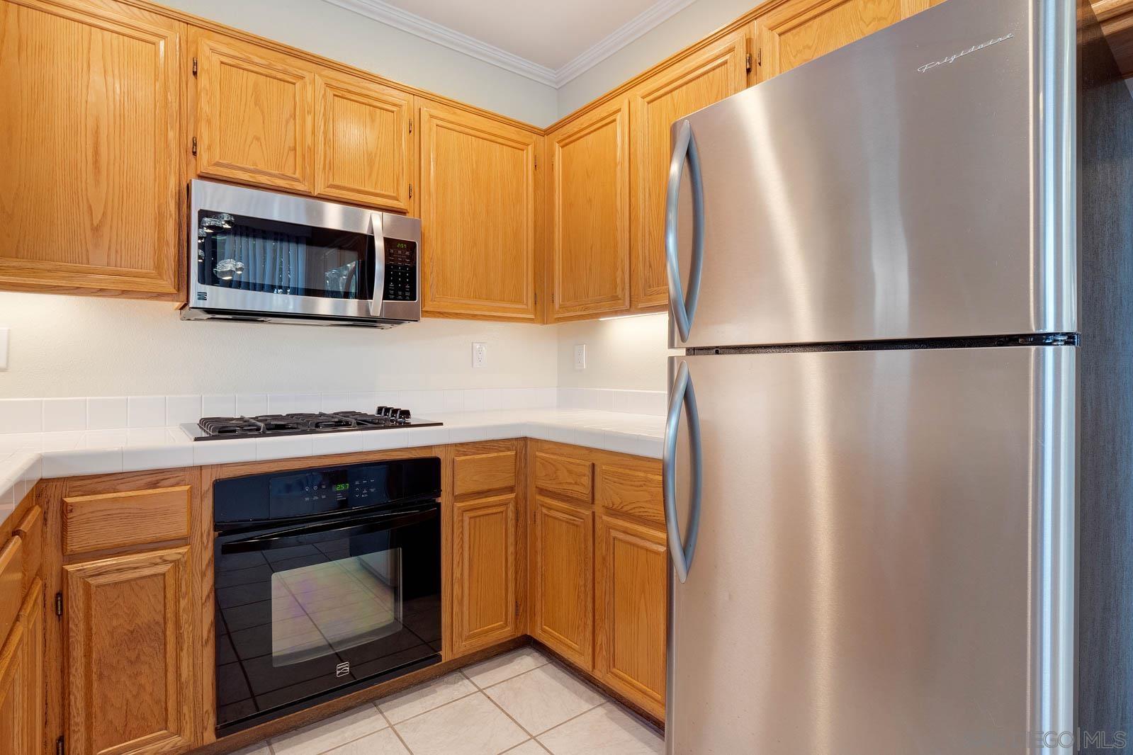 Detail Gallery Image 17 of 57 For 5512  Renaissance Avenue  3, San Diego,  CA 92122 - 3 Beds | 2/1 Baths