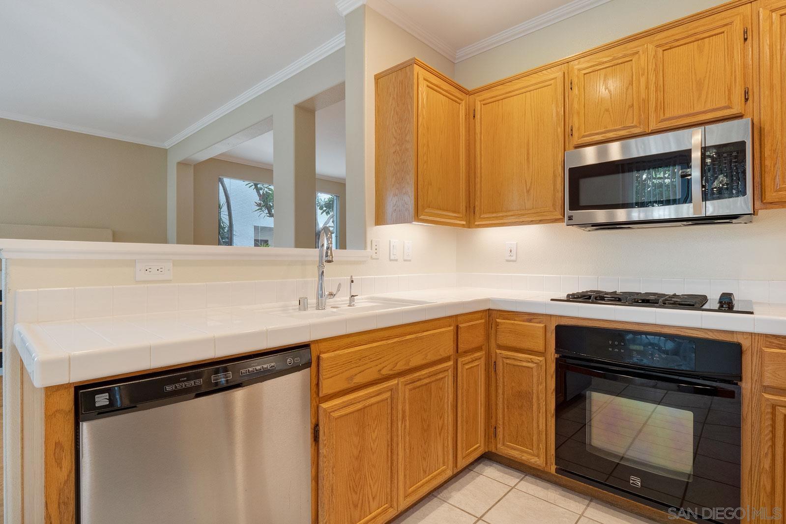 Detail Gallery Image 18 of 57 For 5512  Renaissance Avenue  3, San Diego,  CA 92122 - 3 Beds | 2/1 Baths