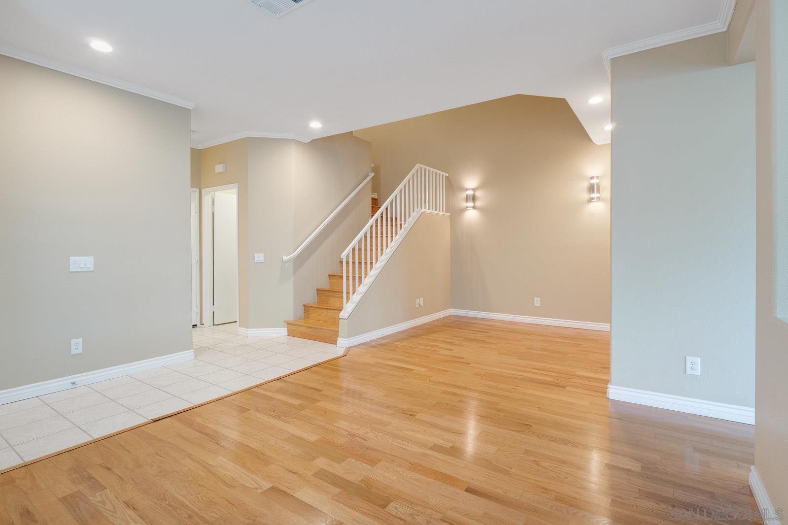 Detail Gallery Image 8 of 57 For 5512  Renaissance Avenue  3, San Diego,  CA 92122 - 3 Beds | 2/1 Baths