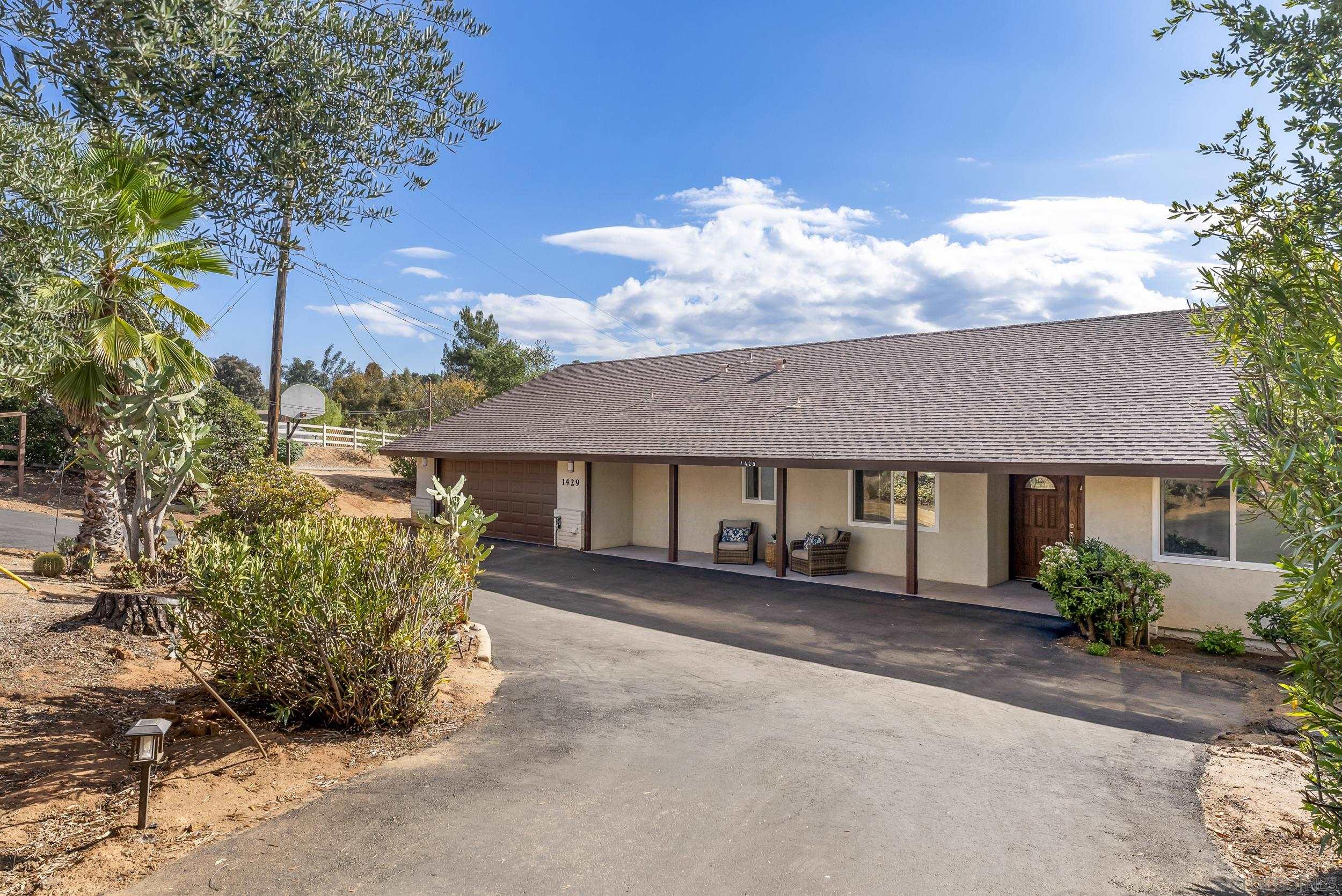 Detail Gallery Image 2 of 42 For 1429  Midway Dr., Alpine,  CA 91901 - 3 Beds | 2/1 Baths