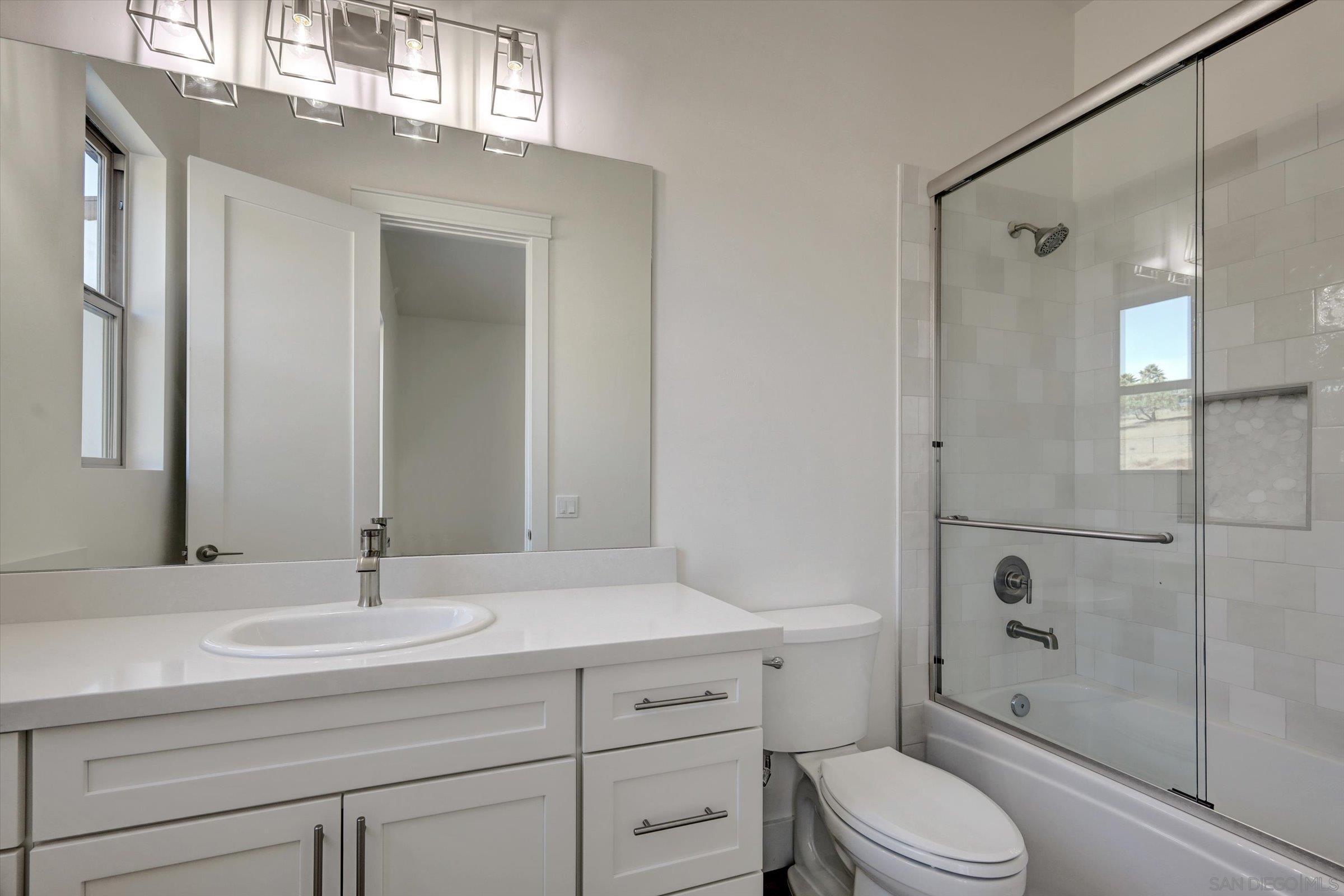 Detail Gallery Image 9 of 44 For 5808  Lake Vista Dr., Bonsall,  CA 92003 - 4 Beds | 4/1 Baths