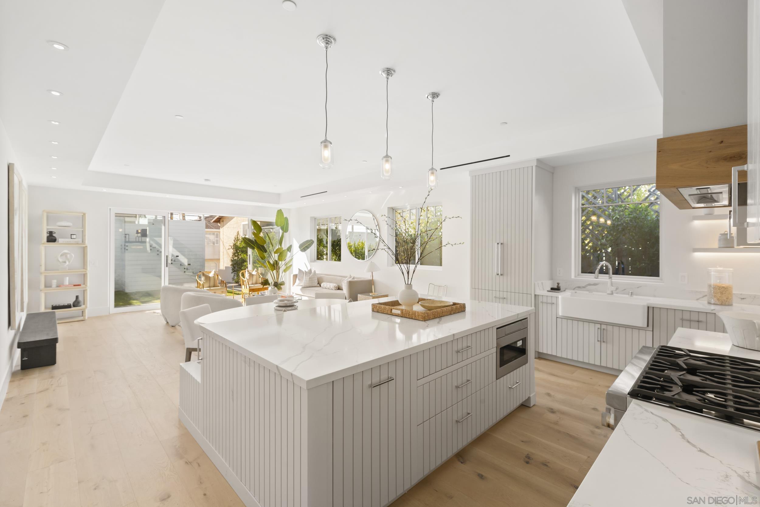 Detail Gallery Image 2 of 45 For 7216  Fay Ave, La Jolla,  CA 92037 - 4 Beds | 4 Baths