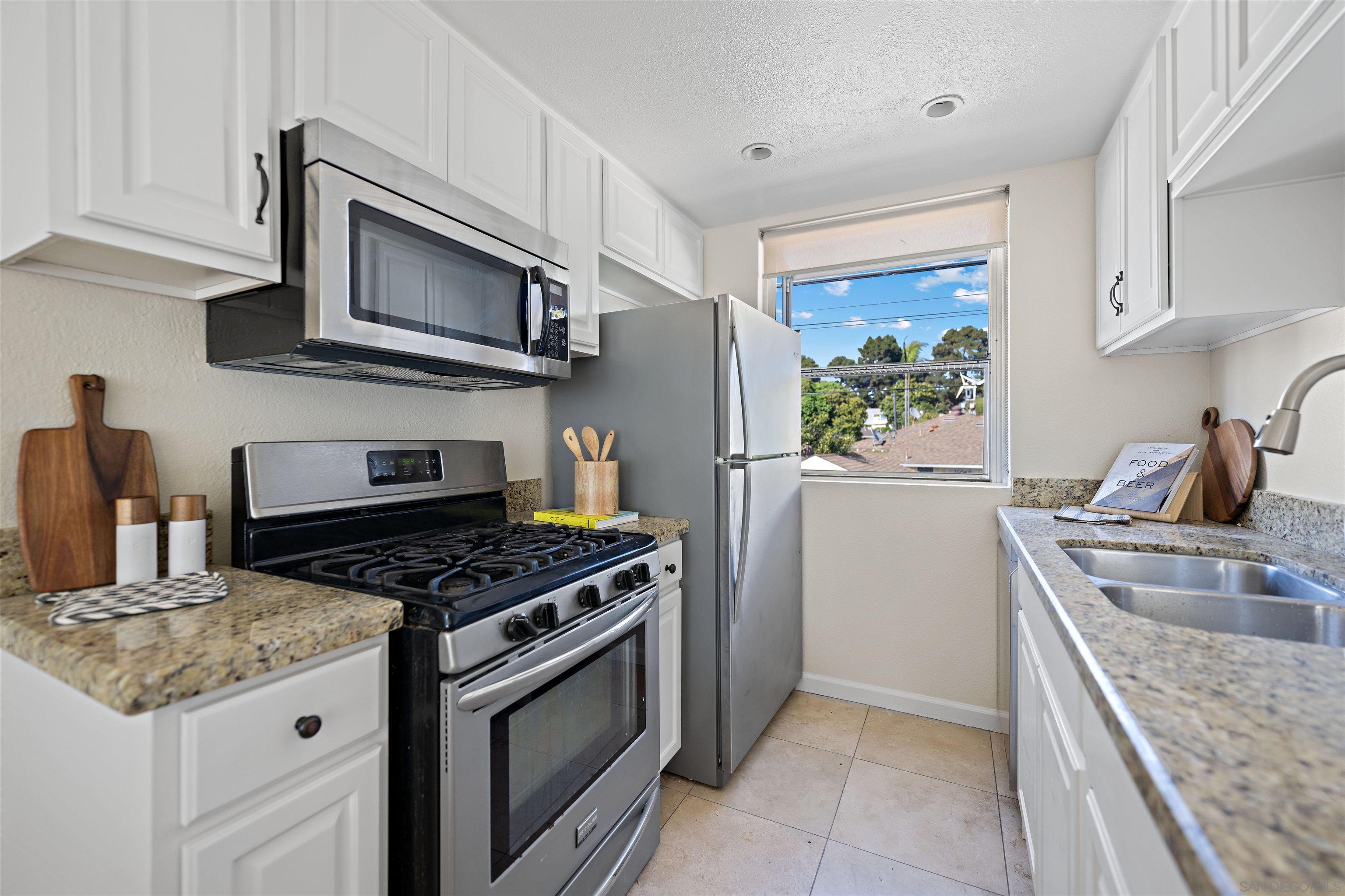 Detail Gallery Image 5 of 17 For 410  S Freeman St  #10,  Oceanside,  CA 92054 - 2 Beds | 1 Baths