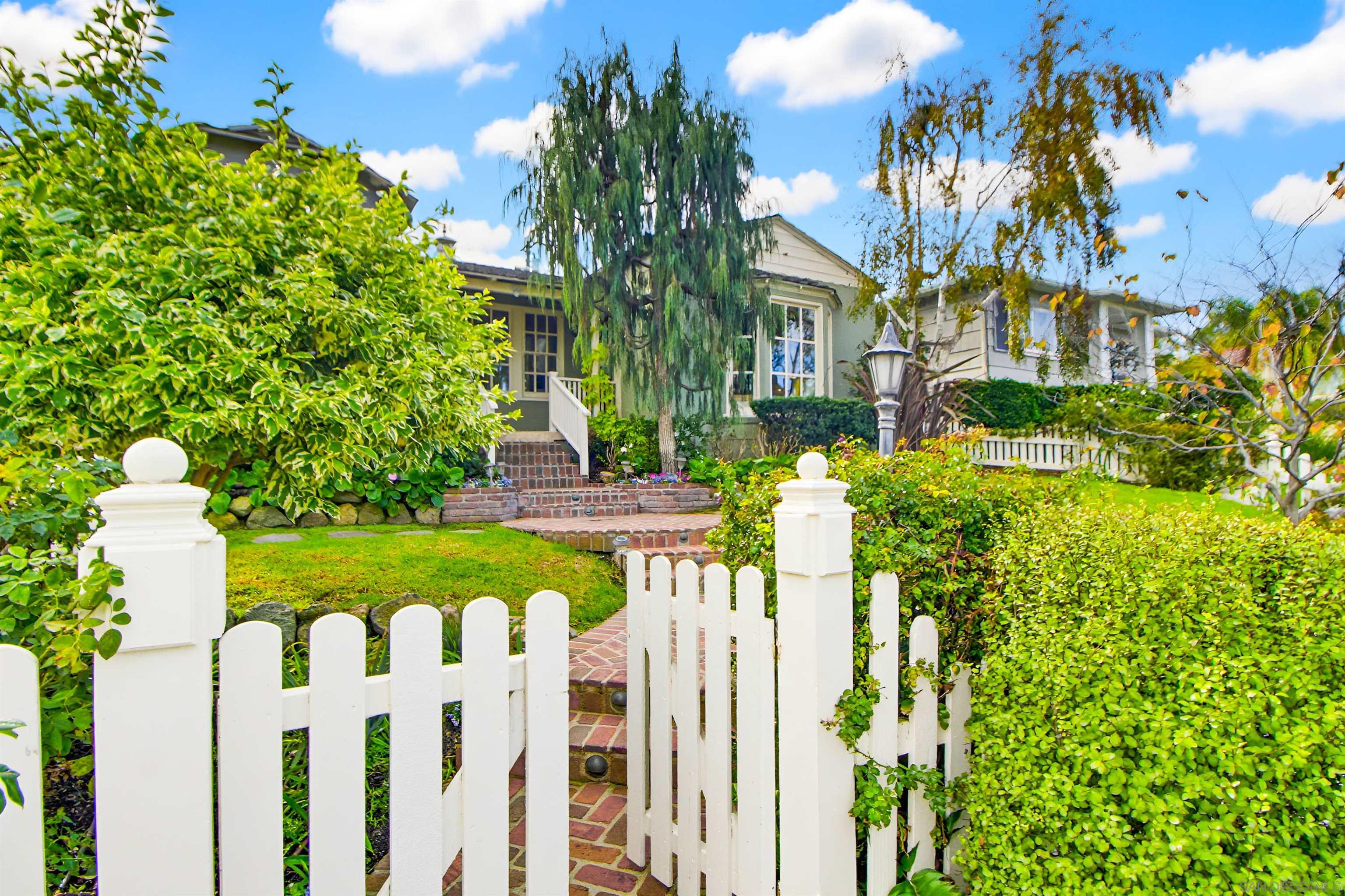 Detail Gallery Image 3 of 73 For 3039  Dumas Street, San Diego,  CA 92106 - 4 Beds | 3 Baths