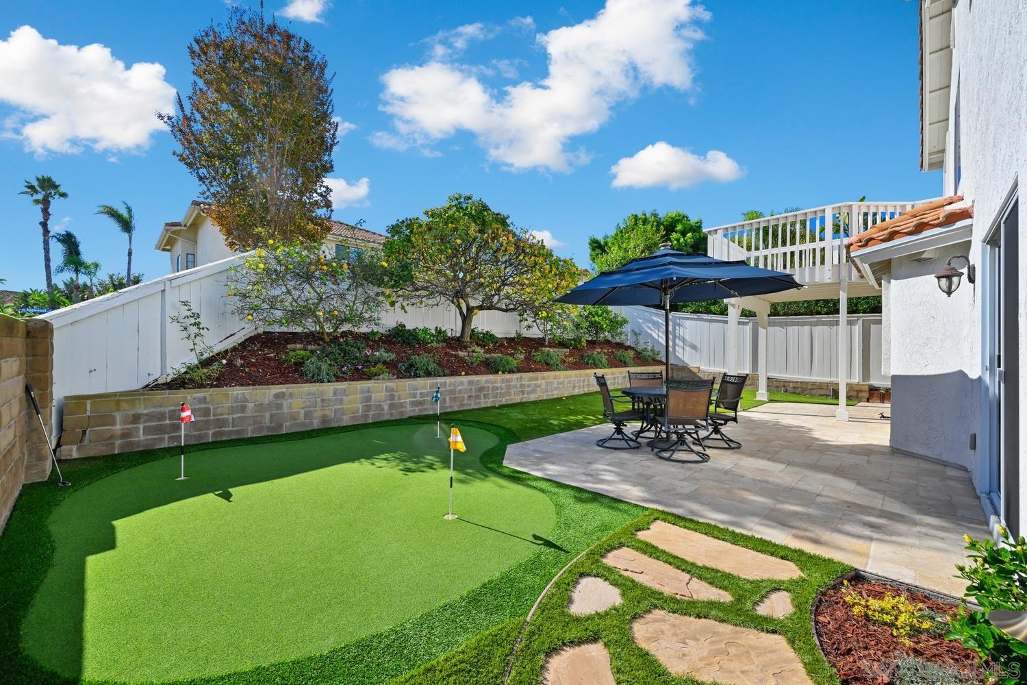 Detail Gallery Image 2 of 39 For 2198  Redwood Crst, Vista,  CA 92081 - 4 Beds | 2/1 Baths