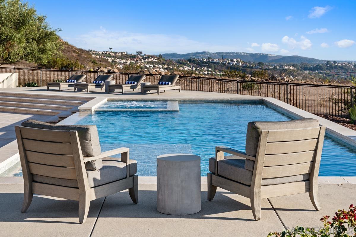 Detail Gallery Image 15 of 44 For 8069  Entrada De Luz E, San Diego,  CA 92127 - 5 Beds | 5/1 Baths