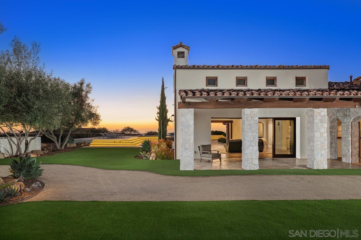 Detail Gallery Image 17 of 44 For 8069  Entrada De Luz E, San Diego,  CA 92127 - 5 Beds | 5/1 Baths