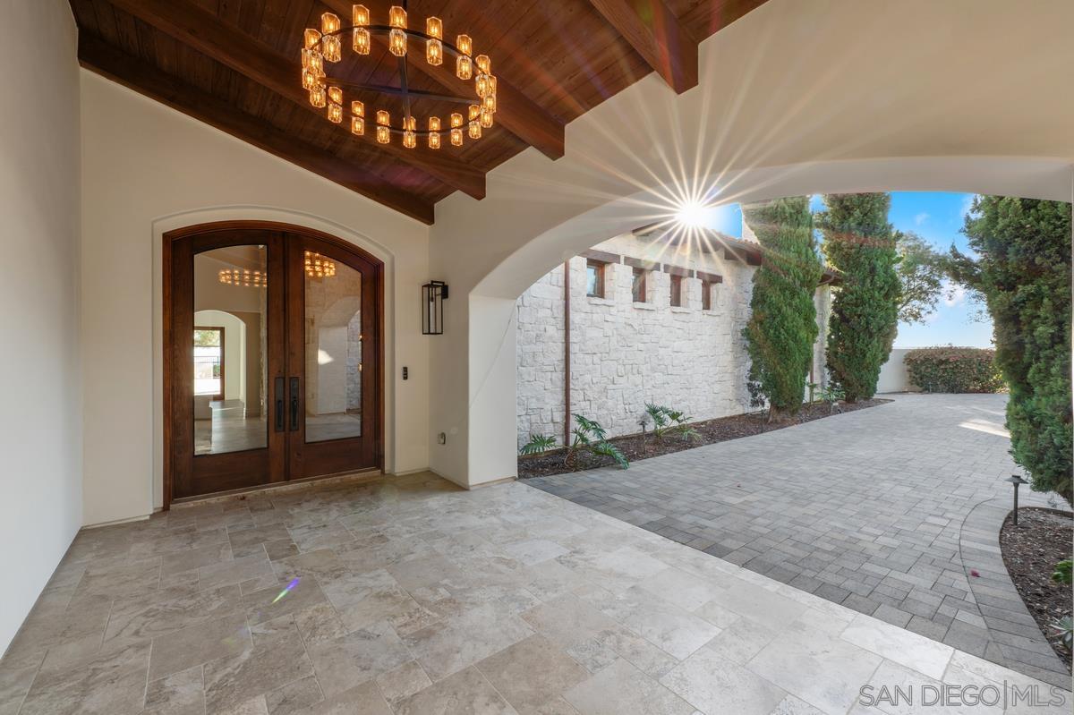 Detail Gallery Image 3 of 44 For 8069  Entrada De Luz E, San Diego,  CA 92127 - 5 Beds | 5/1 Baths