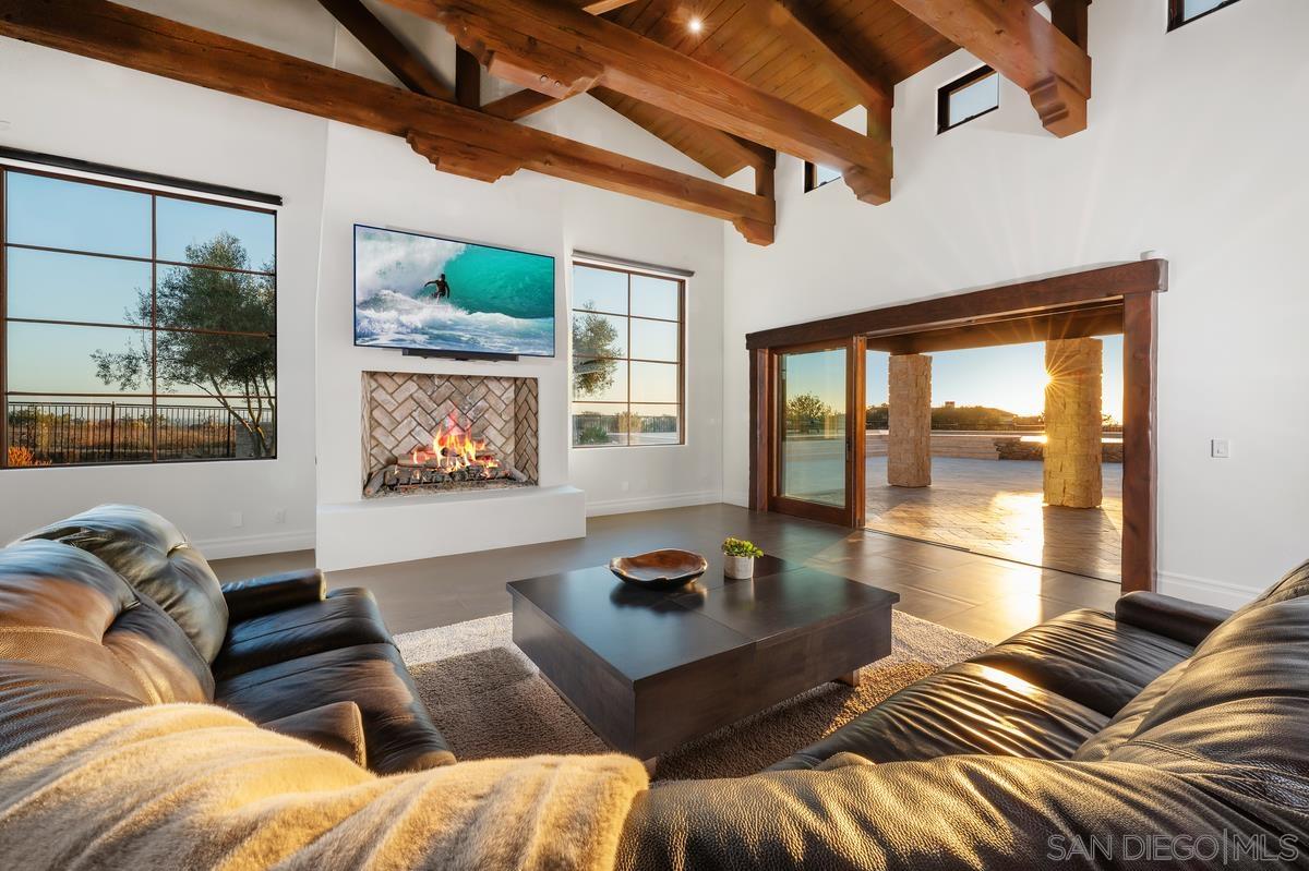 Detail Gallery Image 7 of 44 For 8069  Entrada De Luz E, San Diego,  CA 92127 - 5 Beds | 5/1 Baths