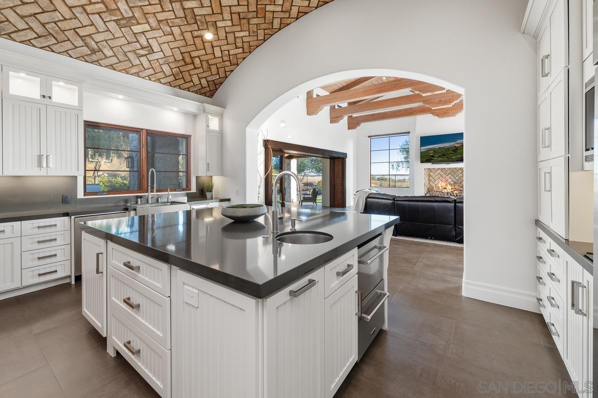 Detail Gallery Image 10 of 44 For 8069  Entrada De Luz E, San Diego,  CA 92127 - 5 Beds | 5/1 Baths