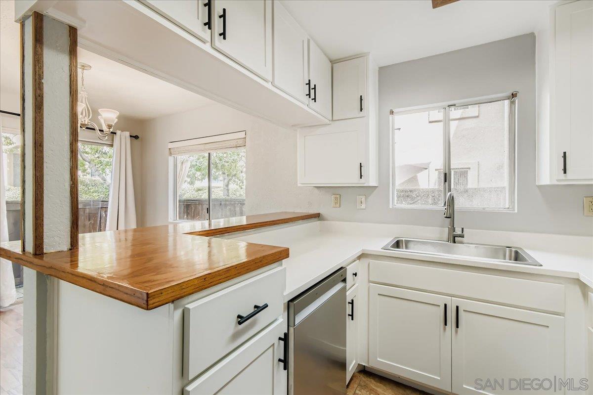 Detail Gallery Image 11 of 34 For 11313  Avenida De Los Lobos  #B,  San Diego,  CA 92127 - 3 Beds | 2 Baths