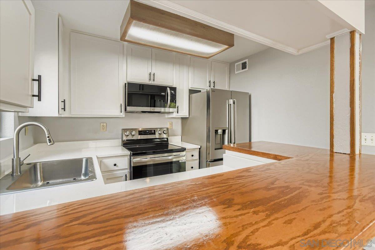 Detail Gallery Image 13 of 34 For 11313  Avenida De Los Lobos  #B,  San Diego,  CA 92127 - 3 Beds | 2 Baths