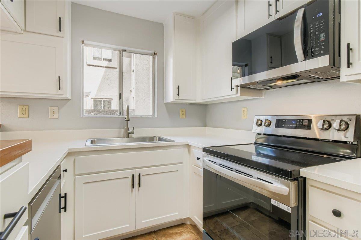 Detail Gallery Image 10 of 34 For 11313  Avenida De Los Lobos  #B,  San Diego,  CA 92127 - 3 Beds | 2 Baths