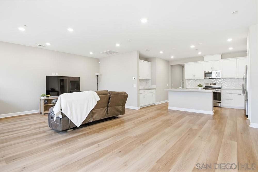 Detail Gallery Image 5 of 36 For 7952  Belluno Way, San Diego,  CA 92126 - 2 Beds | 2 Baths