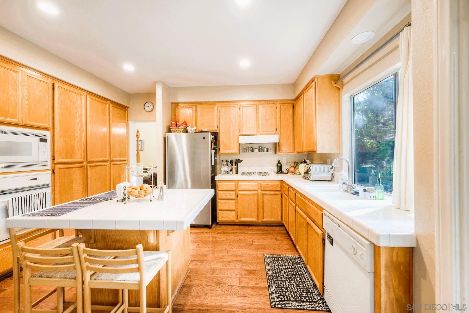 Detail Gallery Image 8 of 17 For 12244  Arucauna Way, San Diego,  CA 92129 - 4 Beds | 2/1 Baths