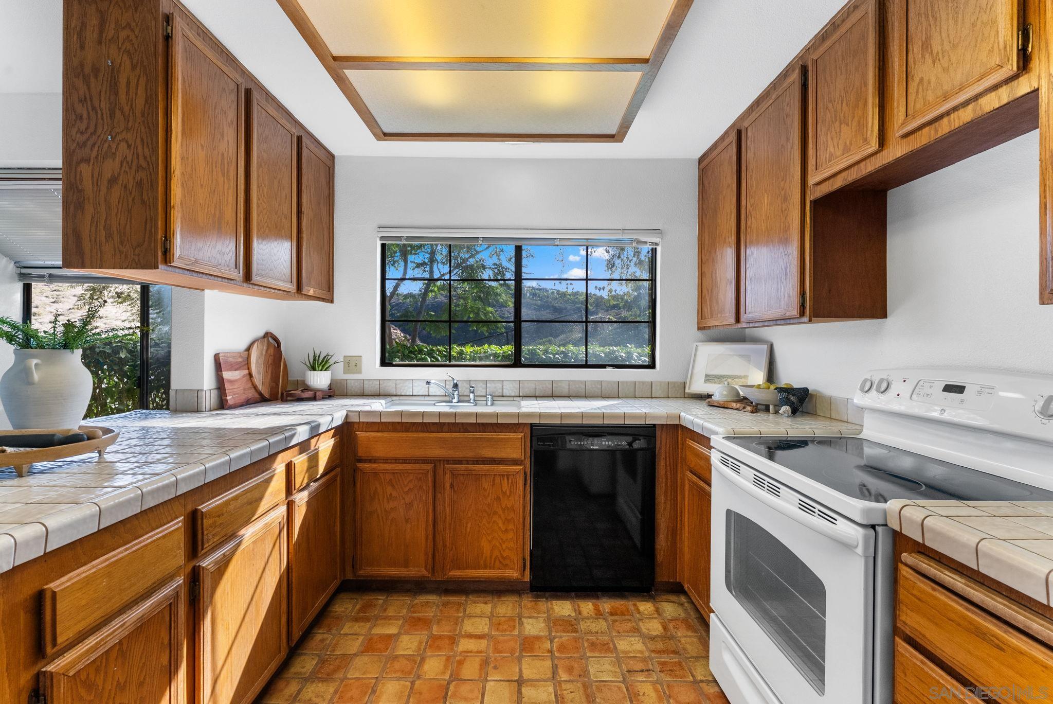 Detail Gallery Image 9 of 26 For 3148  Vista Grande, Carlsbad,  CA 92009 - 3 Beds | 2 Baths