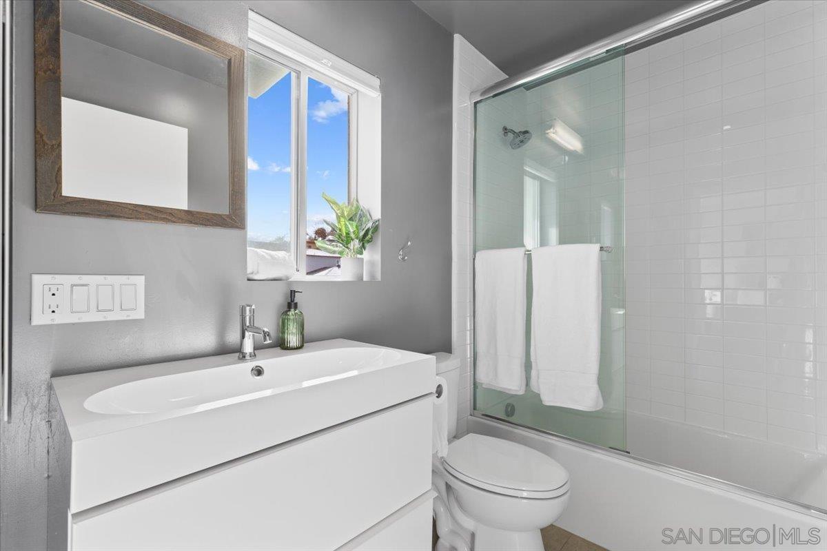 Detail Gallery Image 18 of 39 For 4177  Voltaire, San Diego,  CA 92107 - 3 Beds | 2/1 Baths