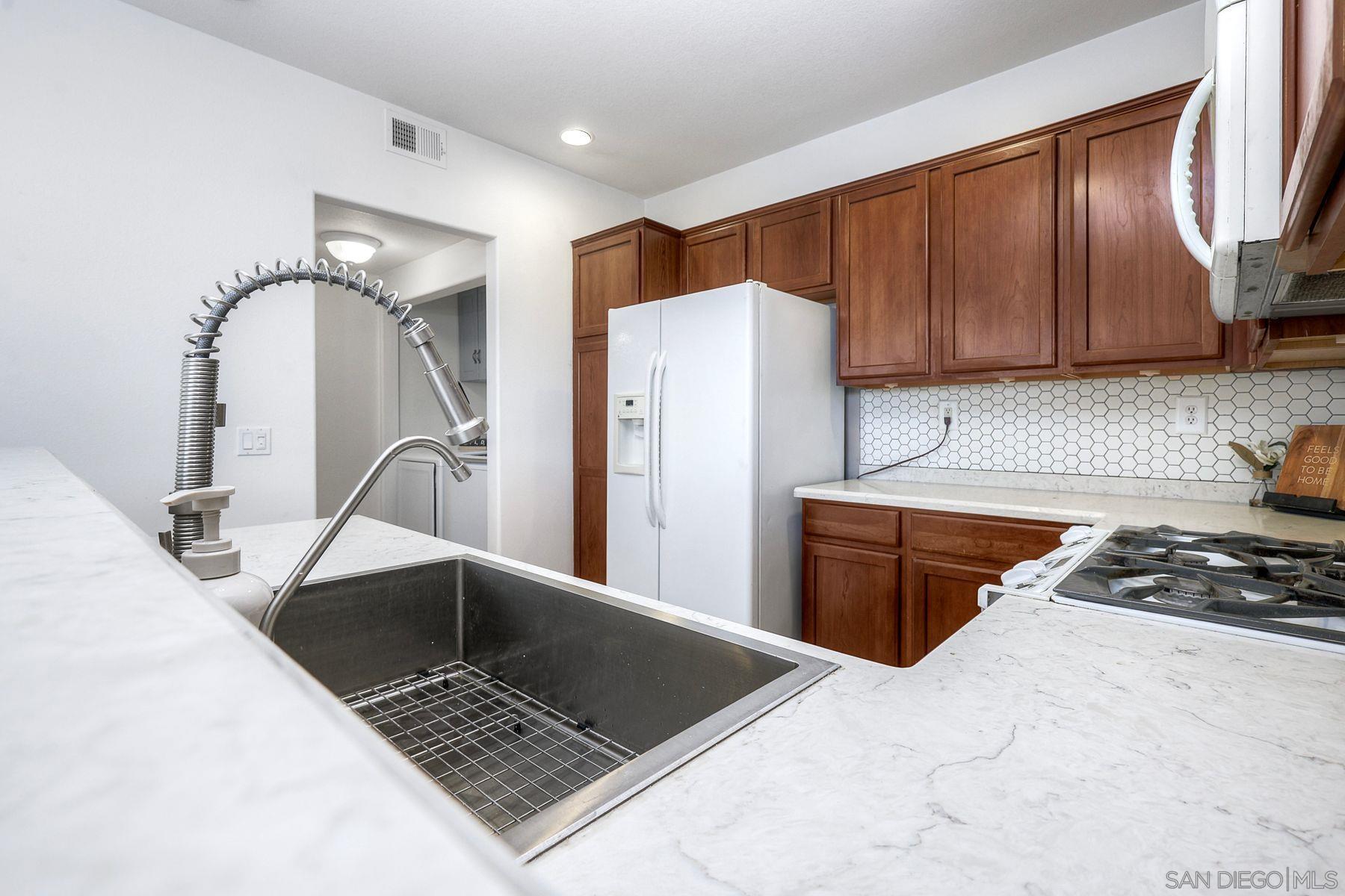 Detail Gallery Image 9 of 31 For 1801  Clare Ln, Santee,  CA 92071 - 2 Beds | 2/1 Baths