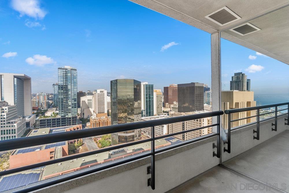 Detail Gallery Image 2 of 28 For 700  Front St  #2105,  San Diego,  CA 92101 - 1 Beds | 1/1 Baths