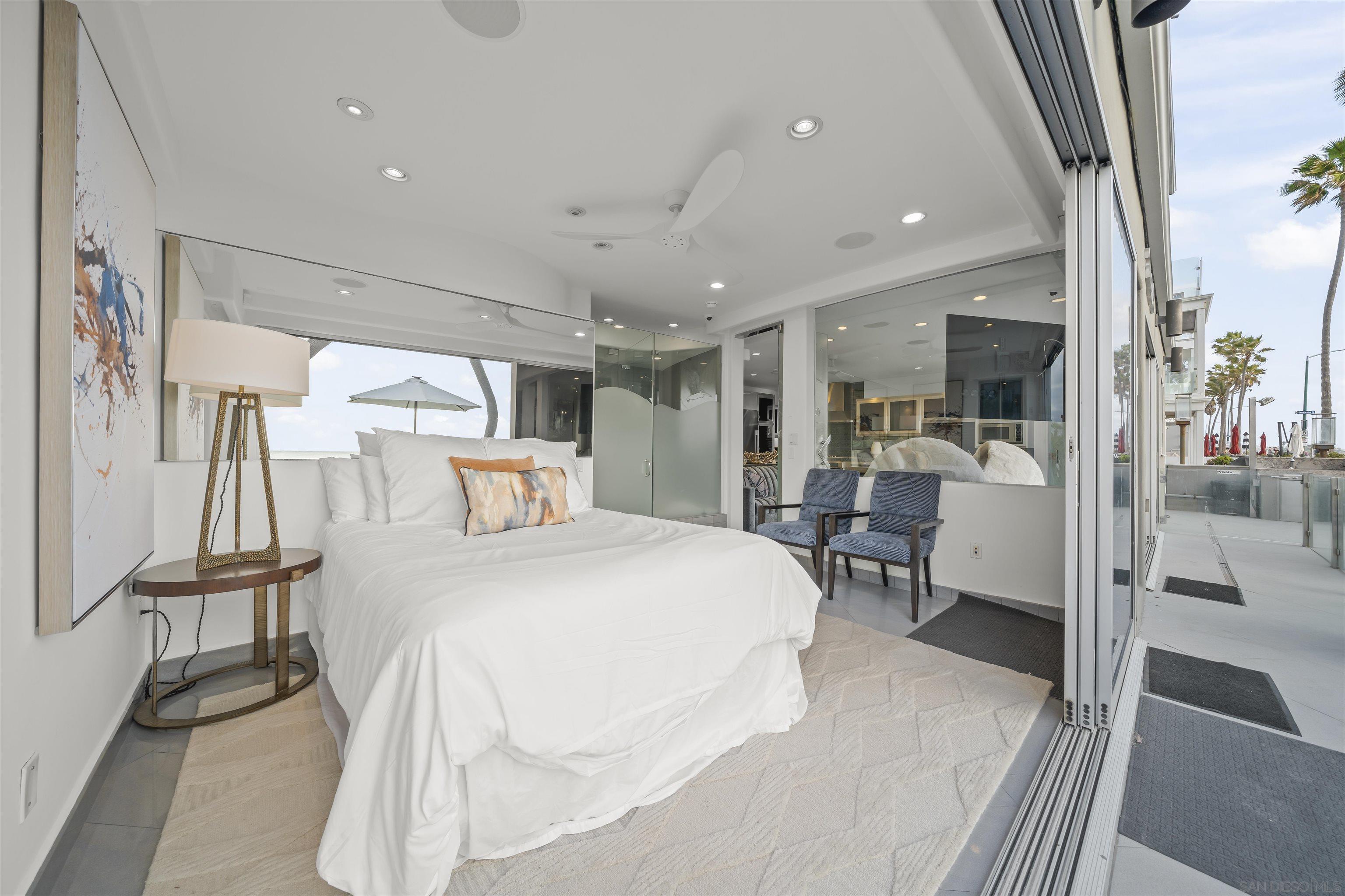 Detail Gallery Image 18 of 37 For 2999  Ocean Front Walk  #1,  San Diego,  CA 92109 - 2 Beds | 2/1 Baths