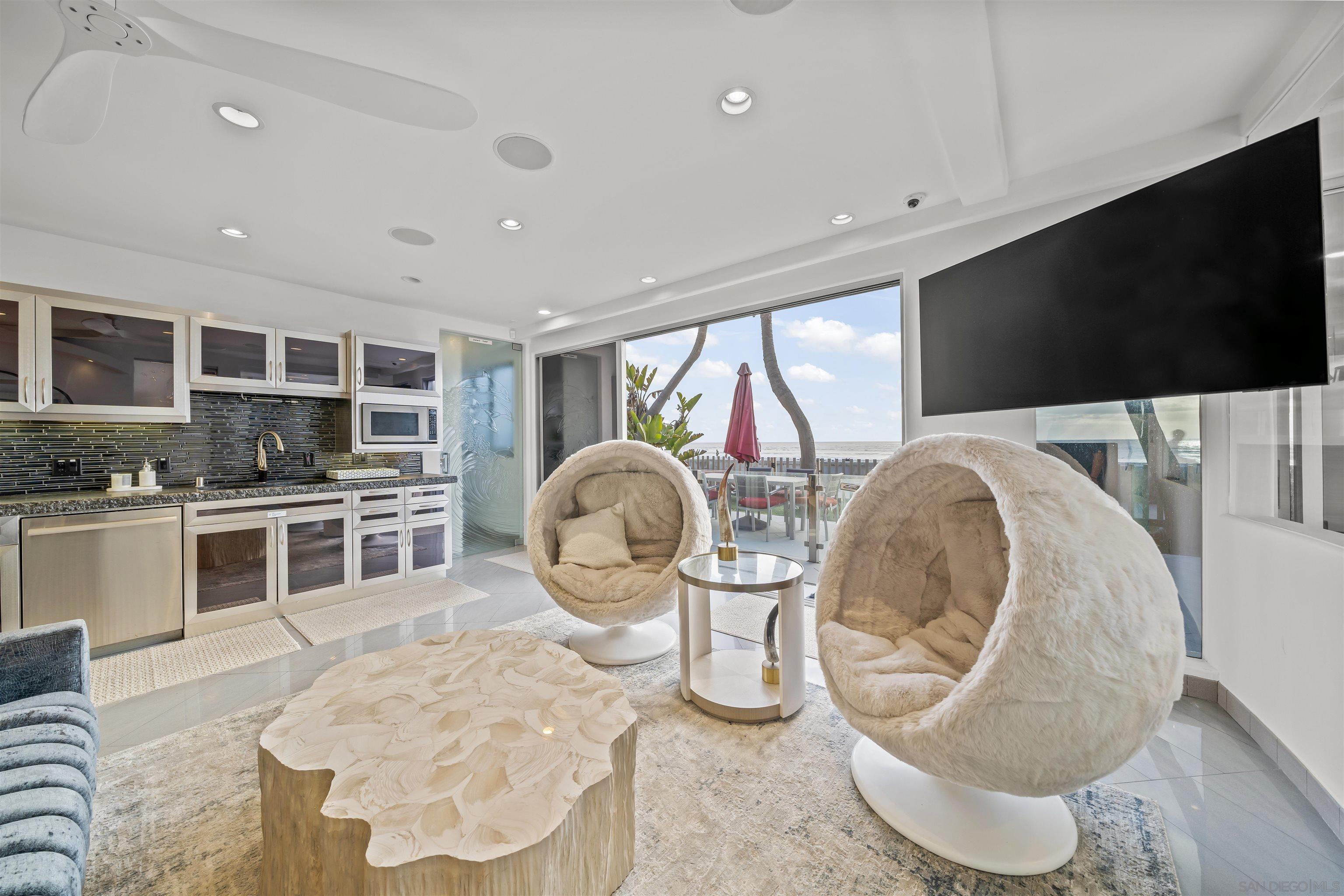 Detail Gallery Image 3 of 37 For 2999  Ocean Front Walk  #1,  San Diego,  CA 92109 - 2 Beds | 2/1 Baths