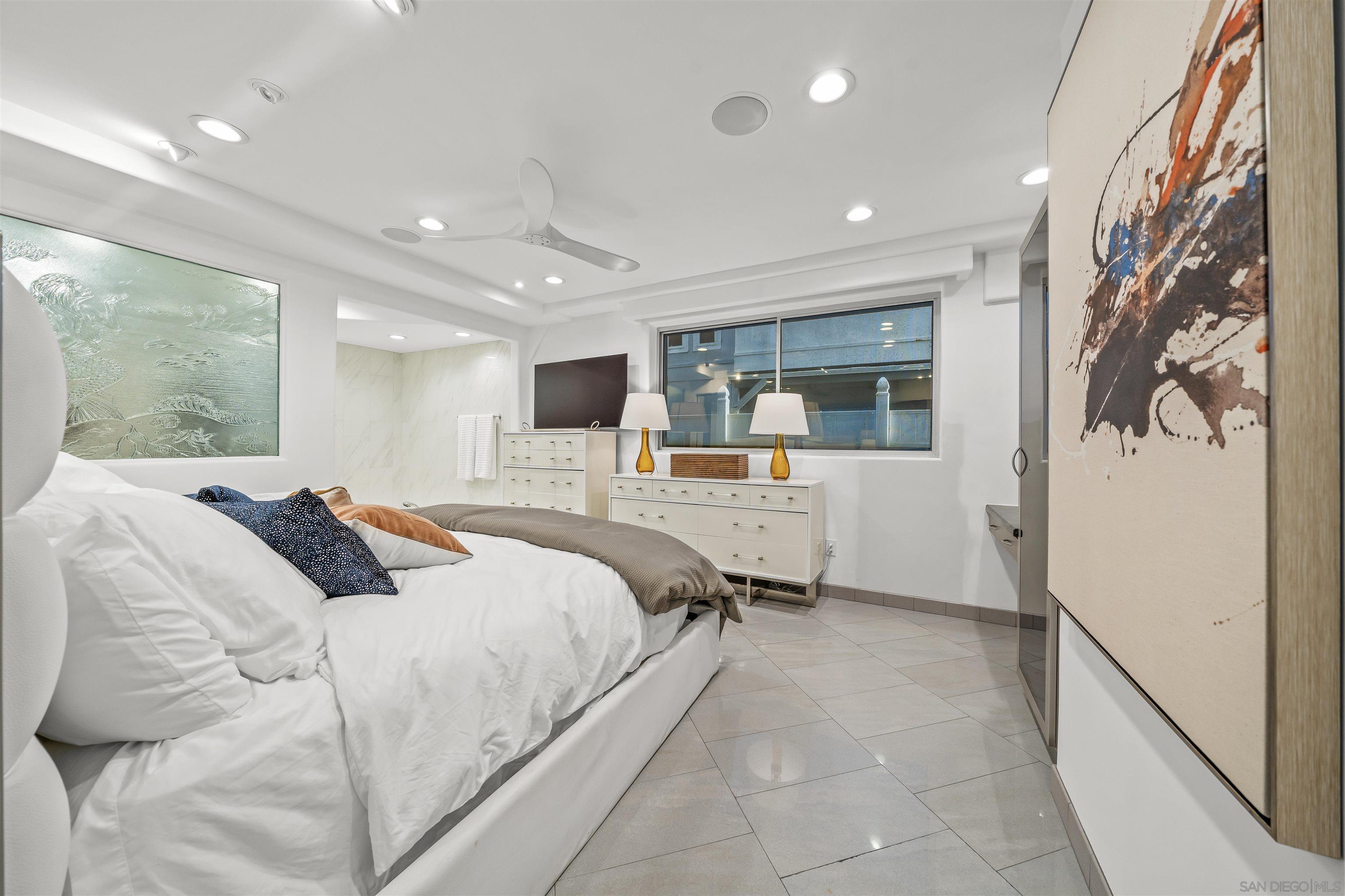 Detail Gallery Image 22 of 37 For 2999  Ocean Front Walk  #1,  San Diego,  CA 92109 - 2 Beds | 2/1 Baths