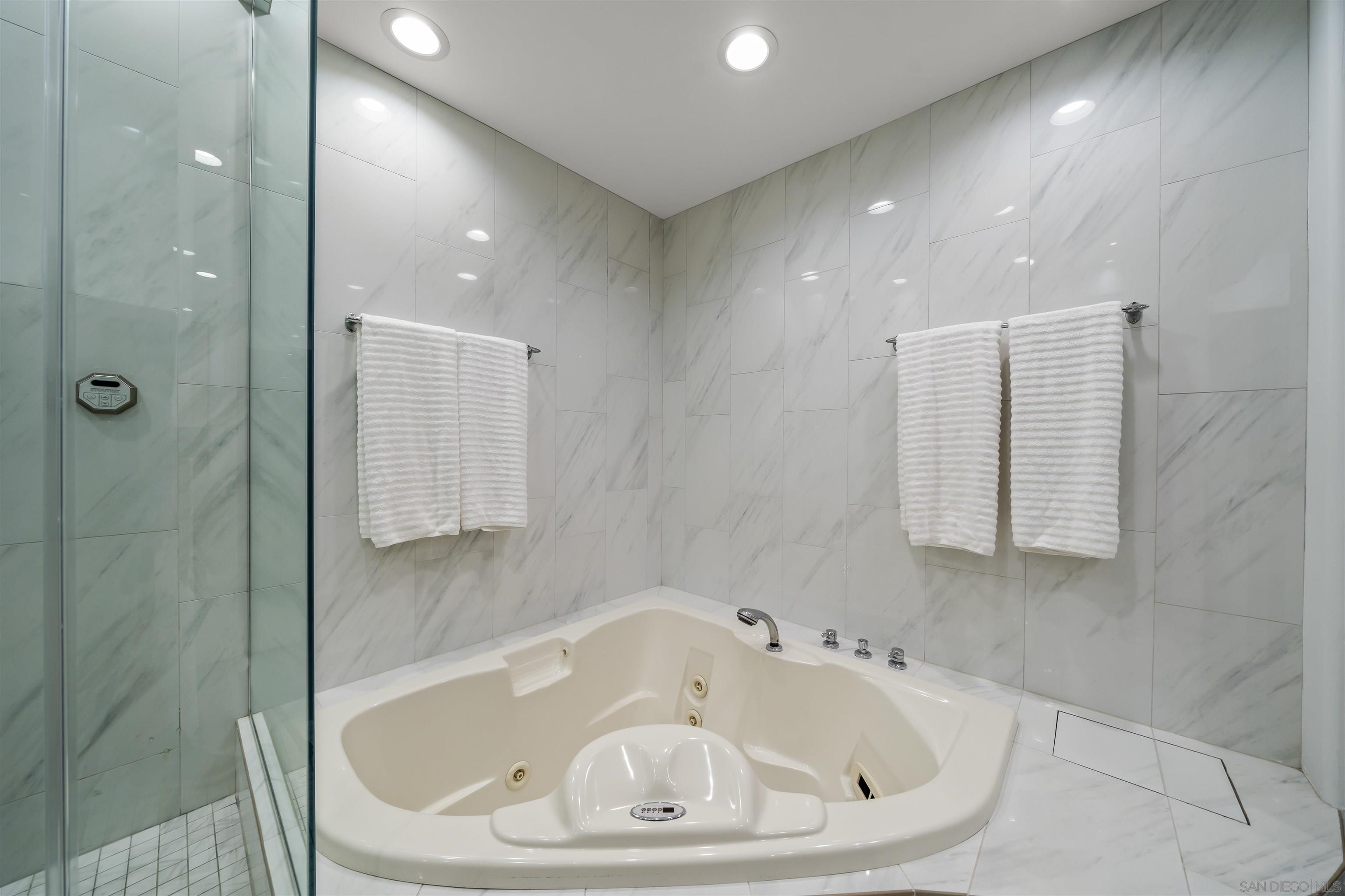 Detail Gallery Image 25 of 37 For 2999  Ocean Front Walk  #1,  San Diego,  CA 92109 - 2 Beds | 2/1 Baths