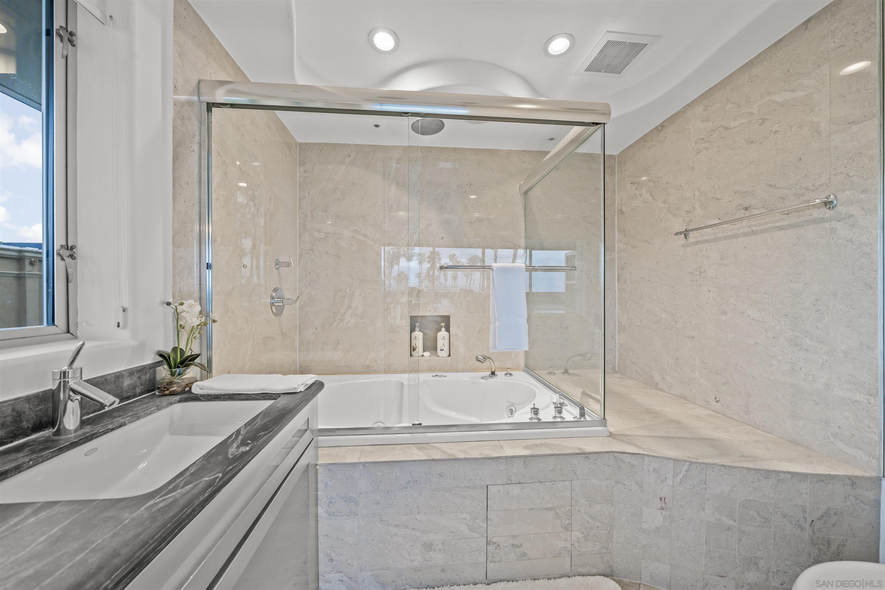 Detail Gallery Image 15 of 25 For 2999  Ocean Front Walk  #2,  San Diego,  CA 92109 - 2 Beds | 2 Baths