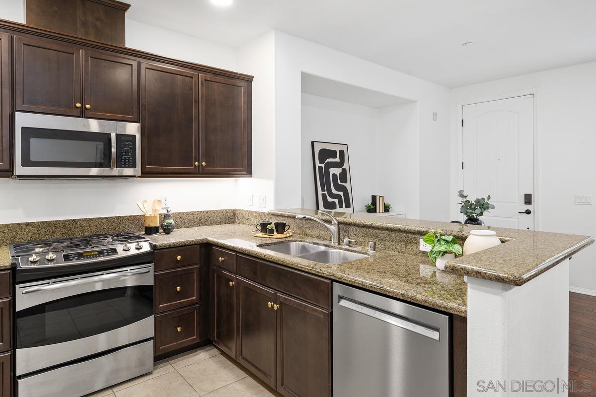 Detail Gallery Image 12 of 32 For 10785  New Grv  87, San Diego,  CA 92130 - 3 Beds | 2/1 Baths