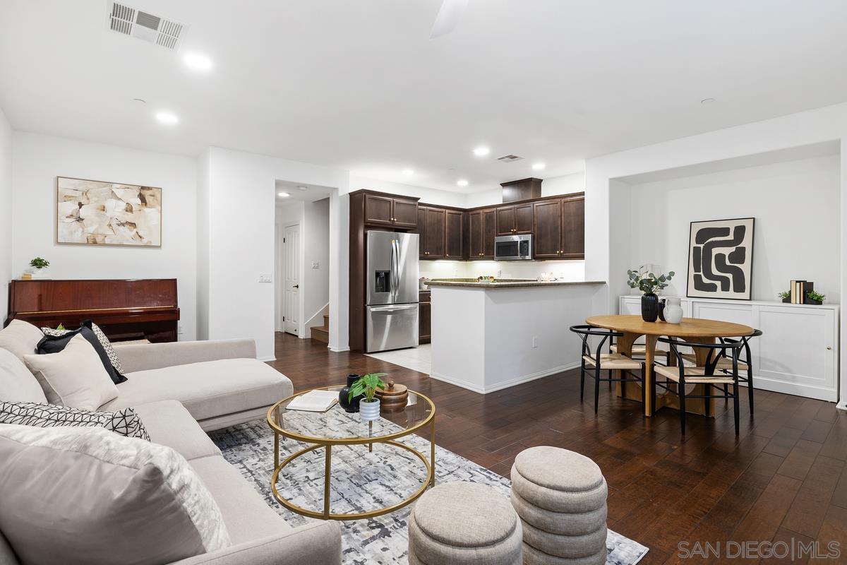 Detail Gallery Image 5 of 32 For 10785  New Grv  87, San Diego,  CA 92130 - 3 Beds | 2/1 Baths