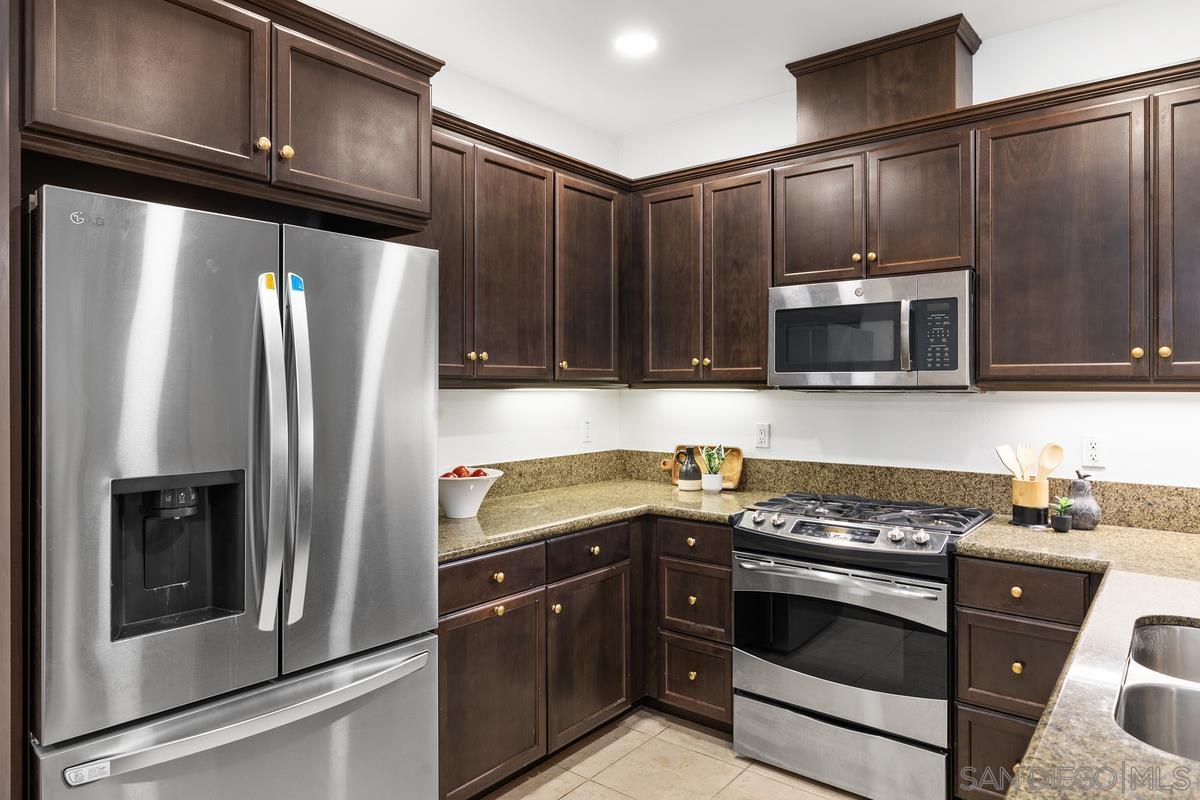 Detail Gallery Image 7 of 32 For 10785  New Grv  87, San Diego,  CA 92130 - 3 Beds | 2/1 Baths