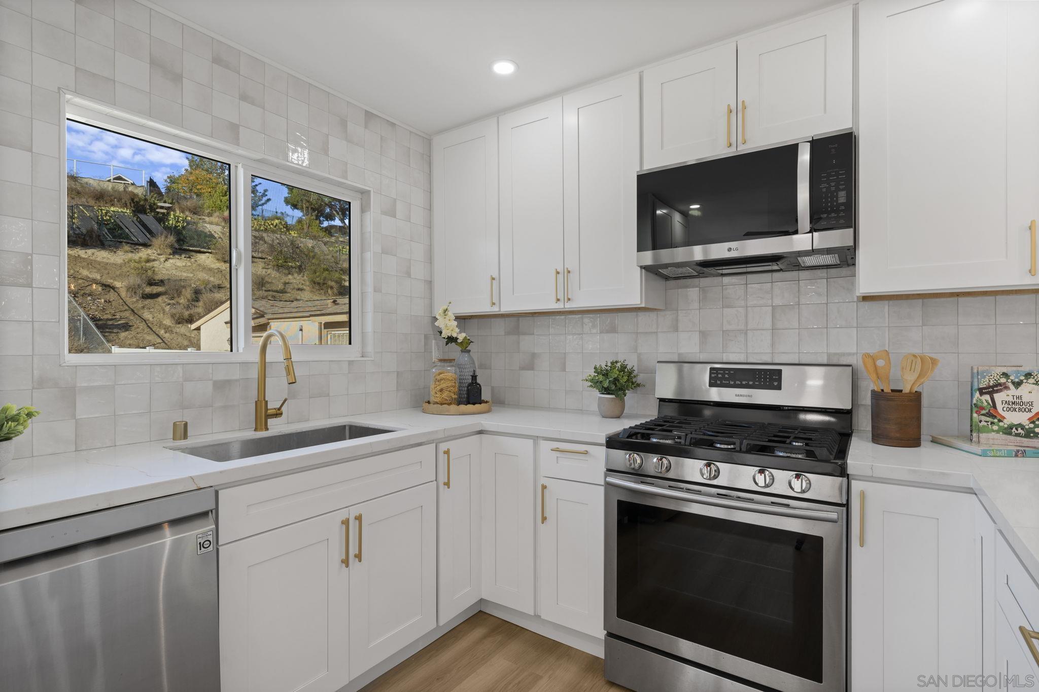 Detail Gallery Image 11 of 28 For 13442  Mountainside Dr, Poway,  CA 92064 - 3 Beds | 2 Baths